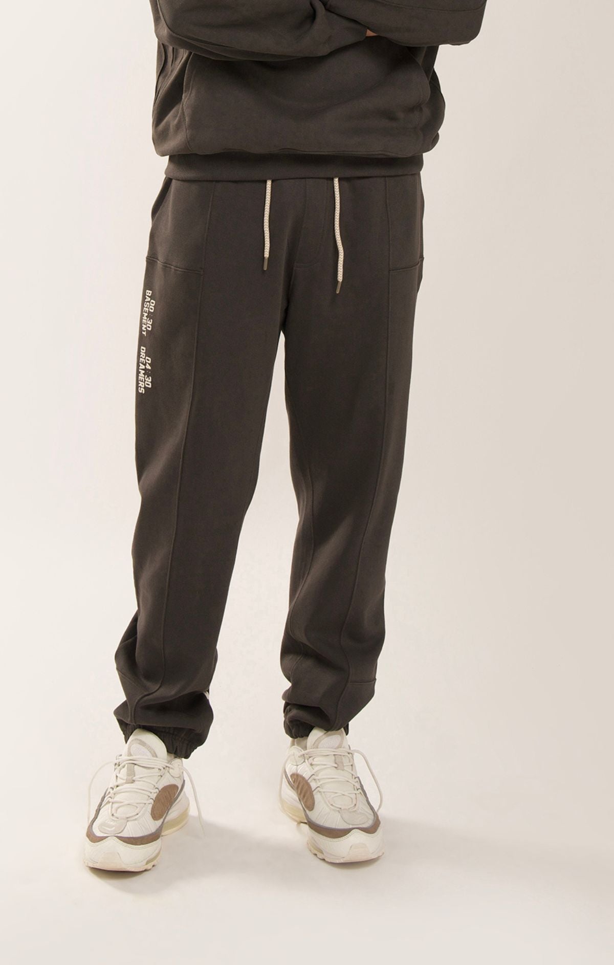 00:30 04:30 JOGGERS