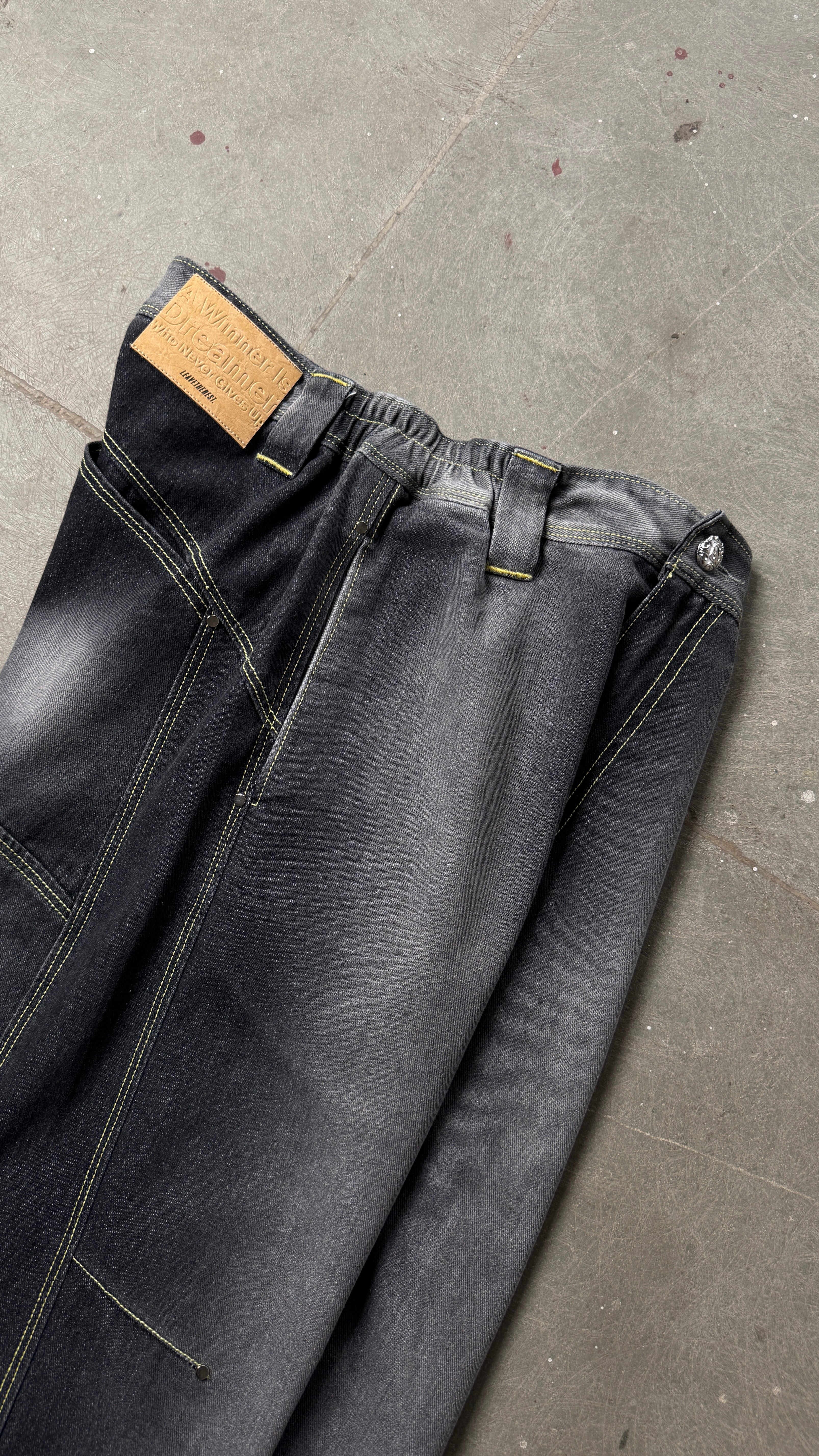 B4 Curved-black spray - RTW