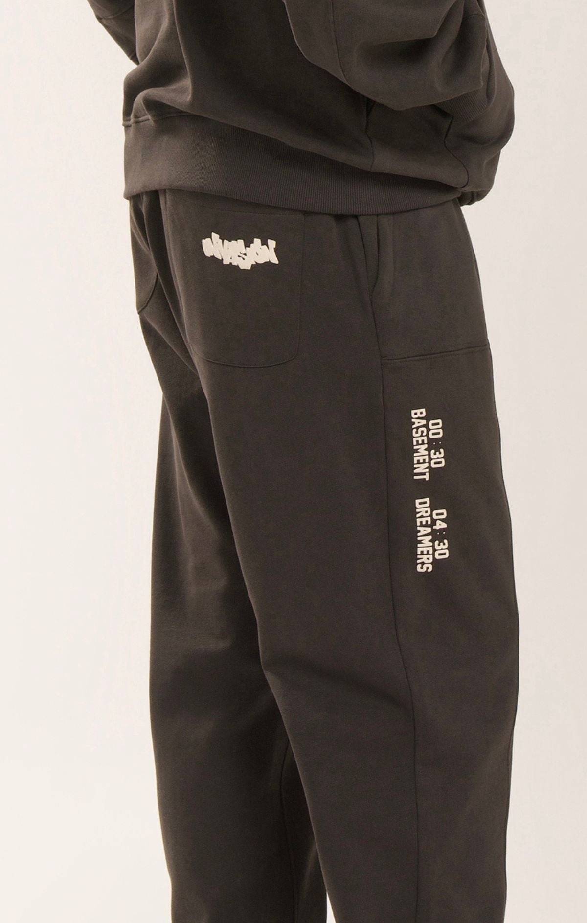 00:30 04:30 JOGGERS