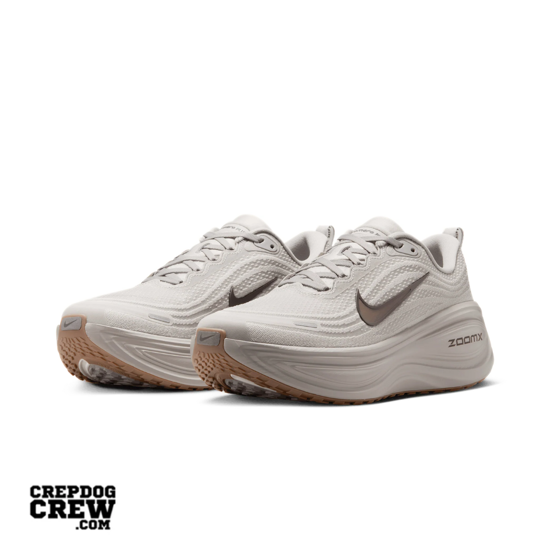 Nike Vomero Plus College Grey Light Iron Ore Gum