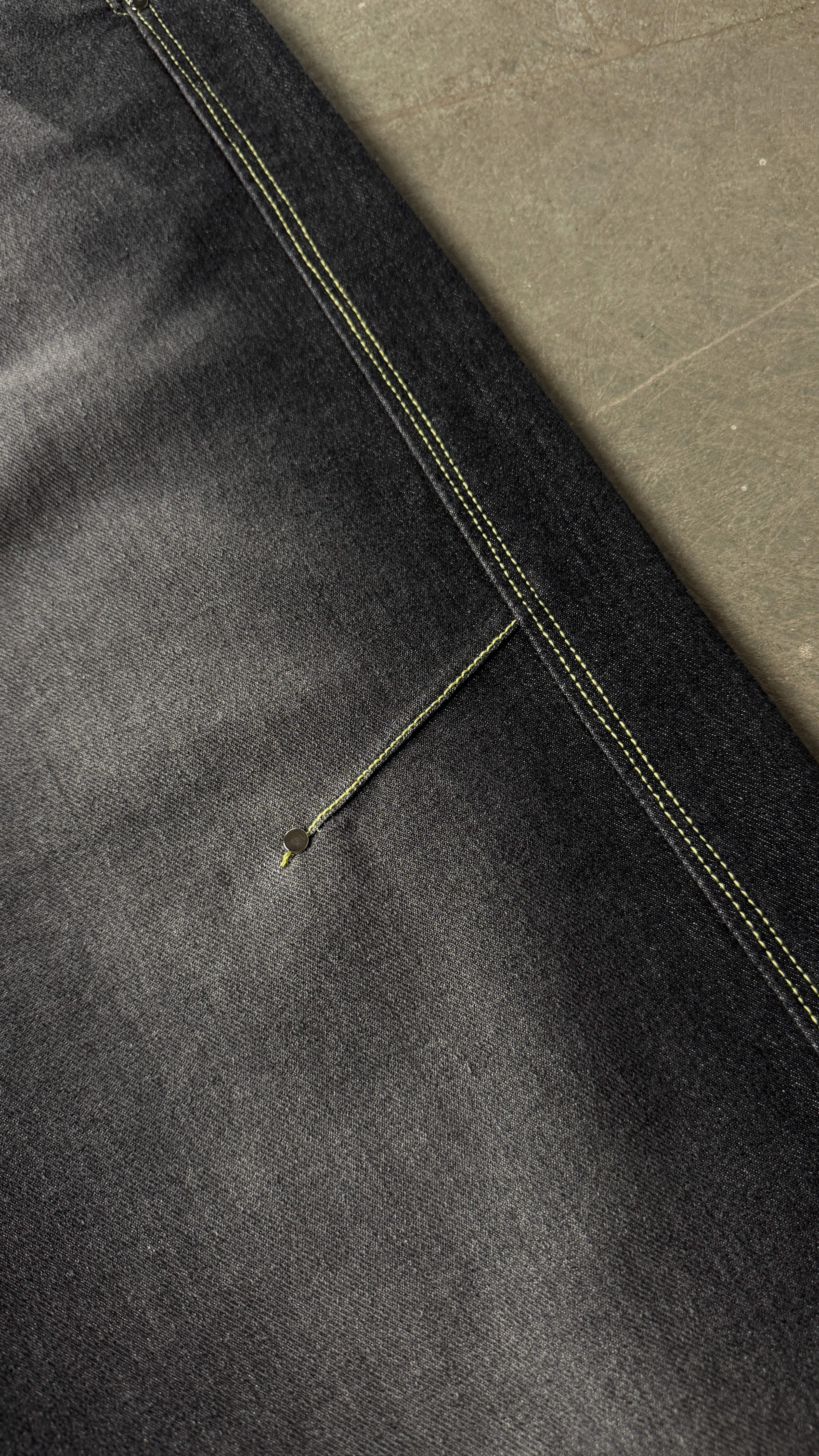 B4 Curved-black spray - RTW