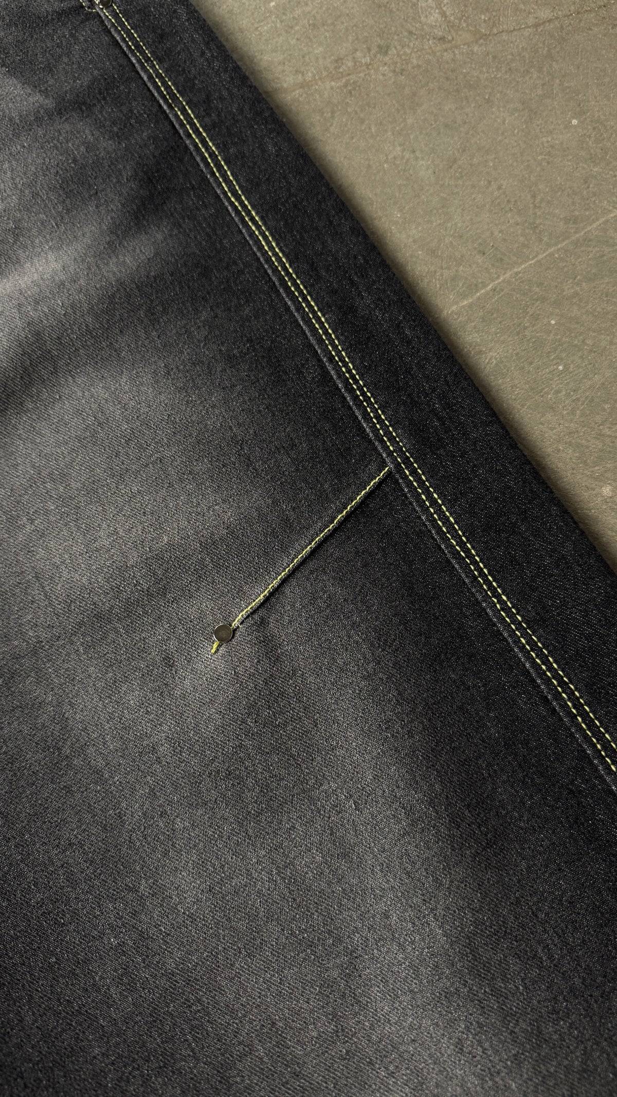 B4 Curved-black spray - RTW