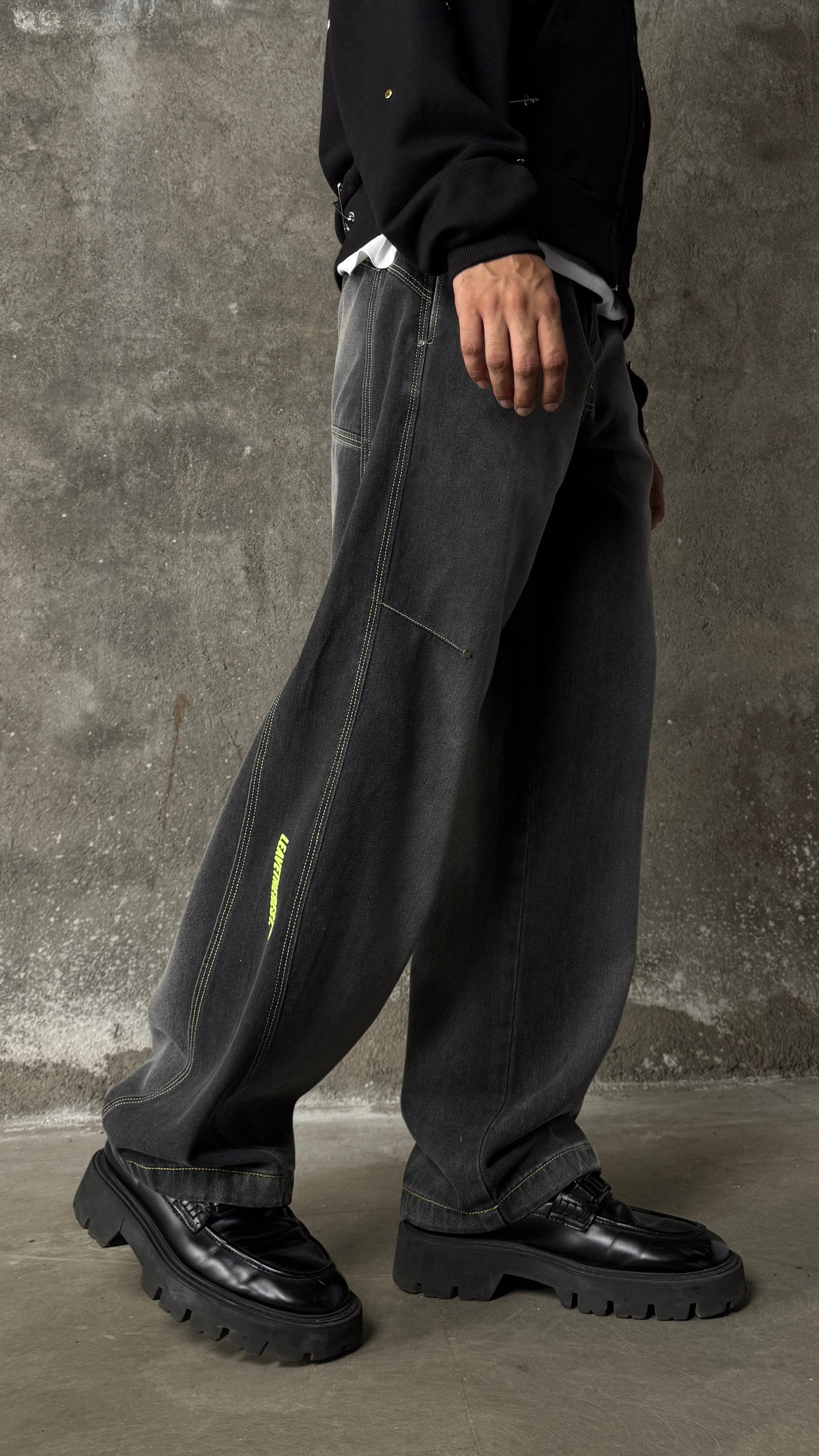 B4 Curved-black spray - RTW