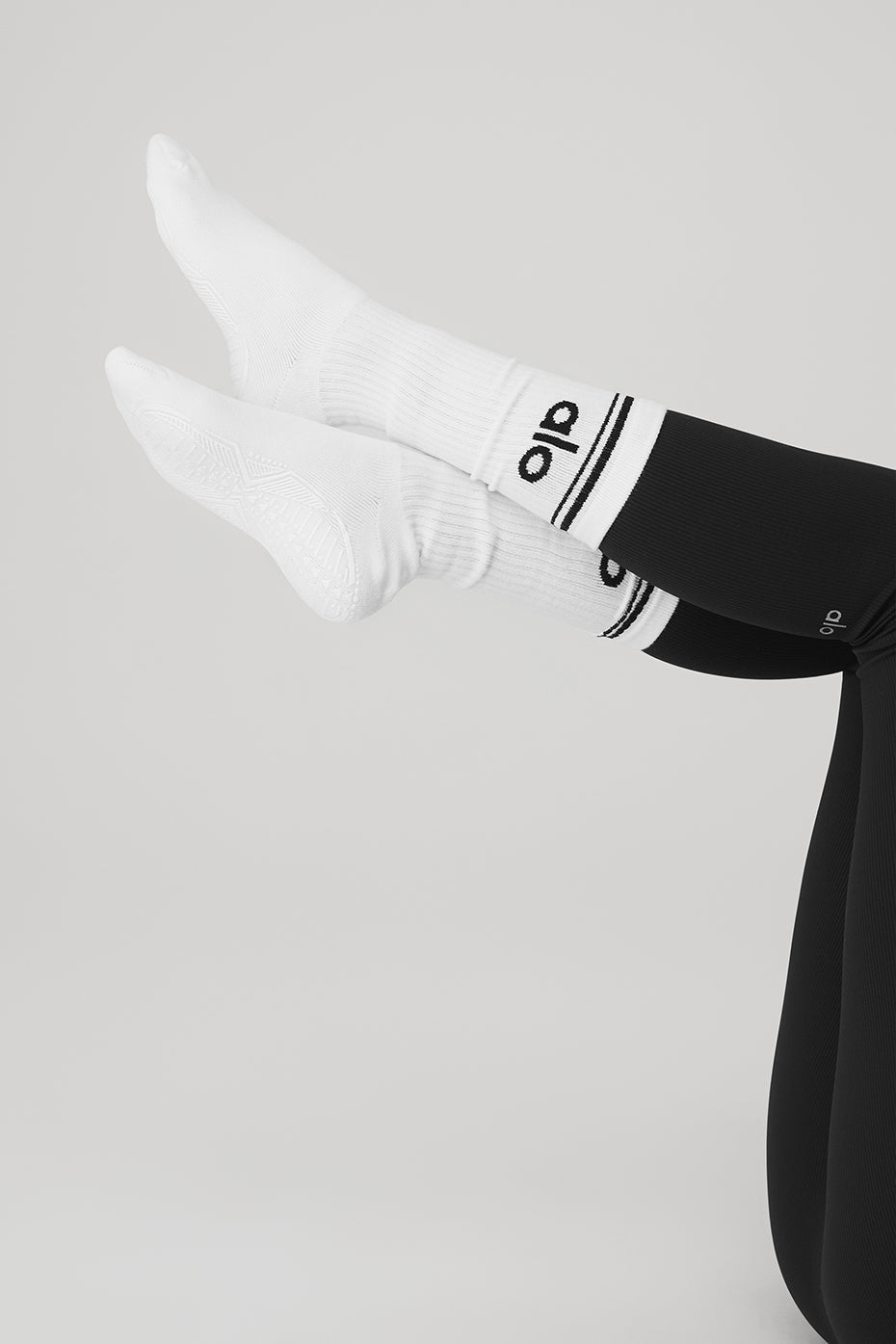 alo Women's Throwback Barre Sock - White/Black