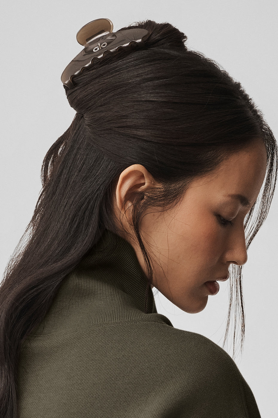 alo 90's Claw Clip - Olive Tree Clear