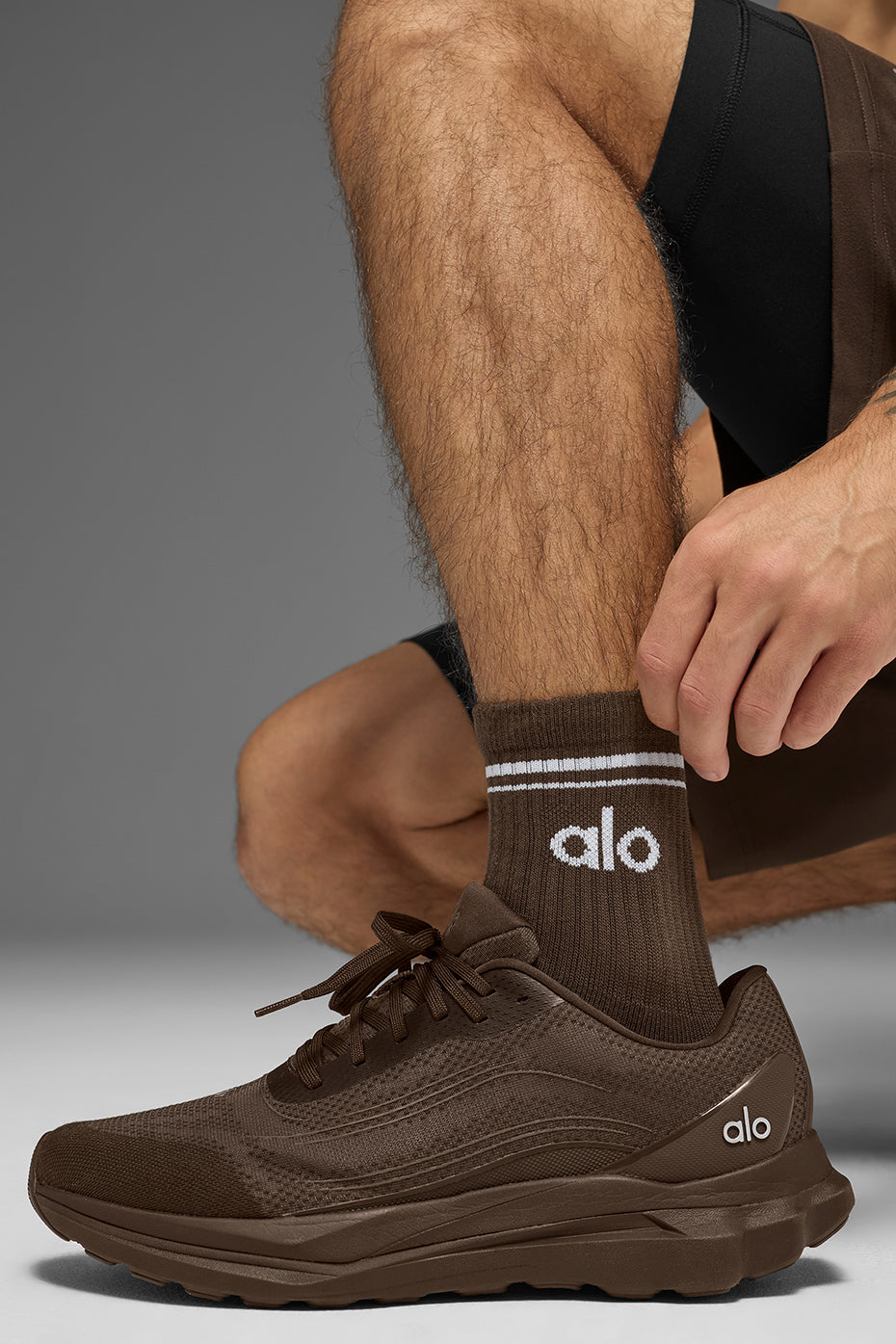 alo Unisex Half-Crew Throwback Sock - Espresso/White
