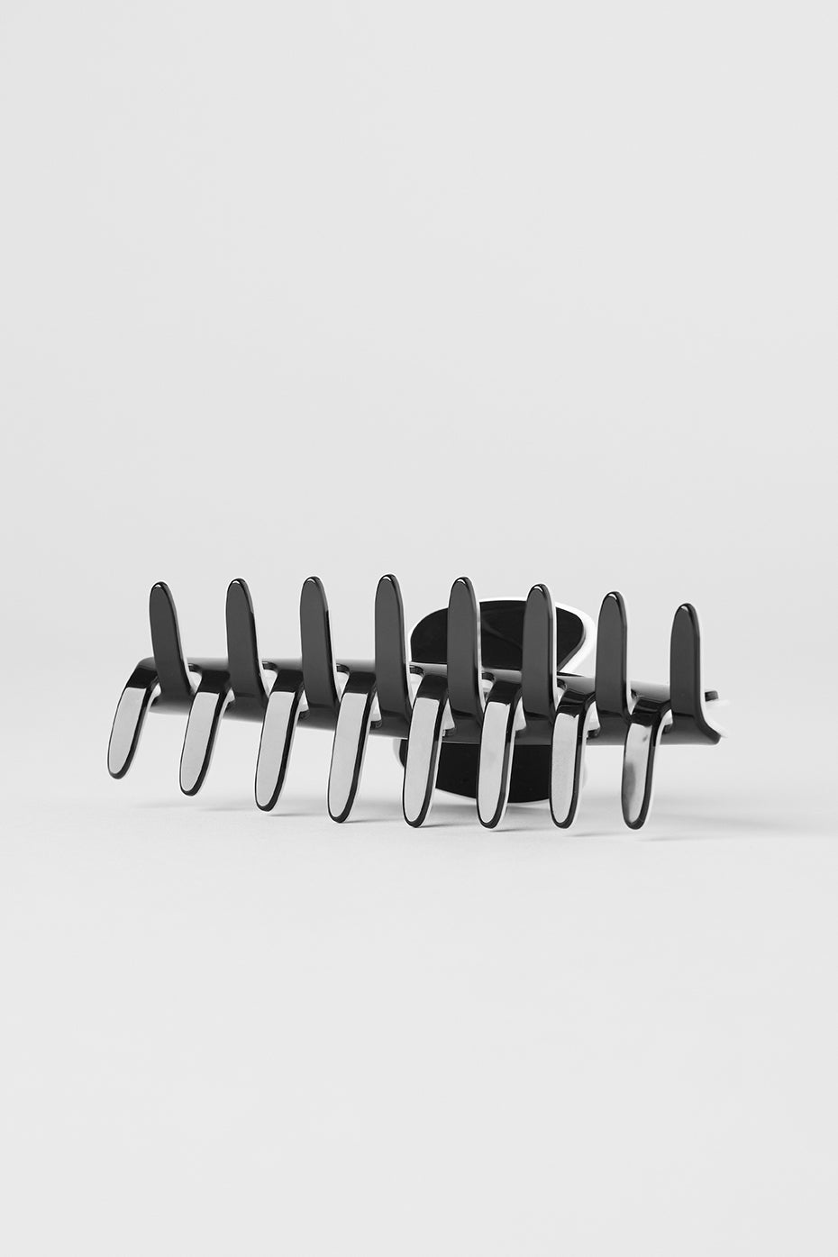 alo Outline Claw Clip - Black/White