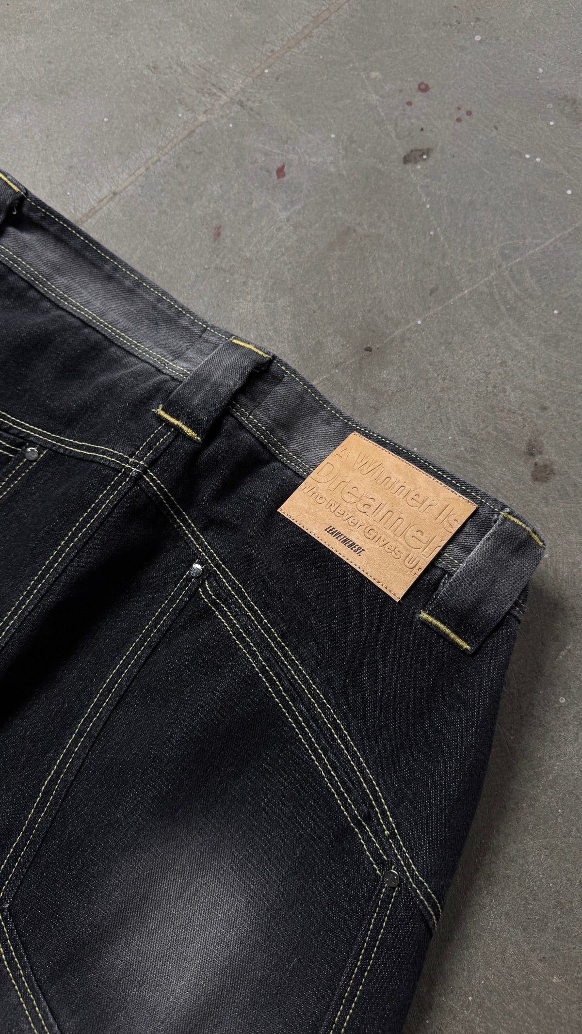 B4 Curved-black spray - RTW
