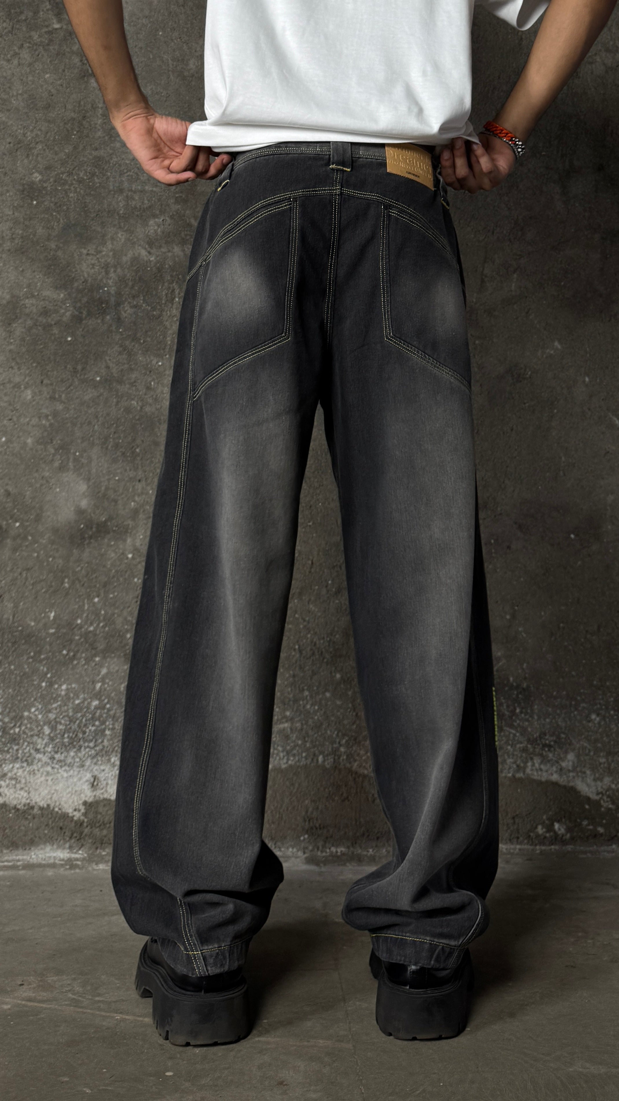 B4 Curved-black spray - RTW