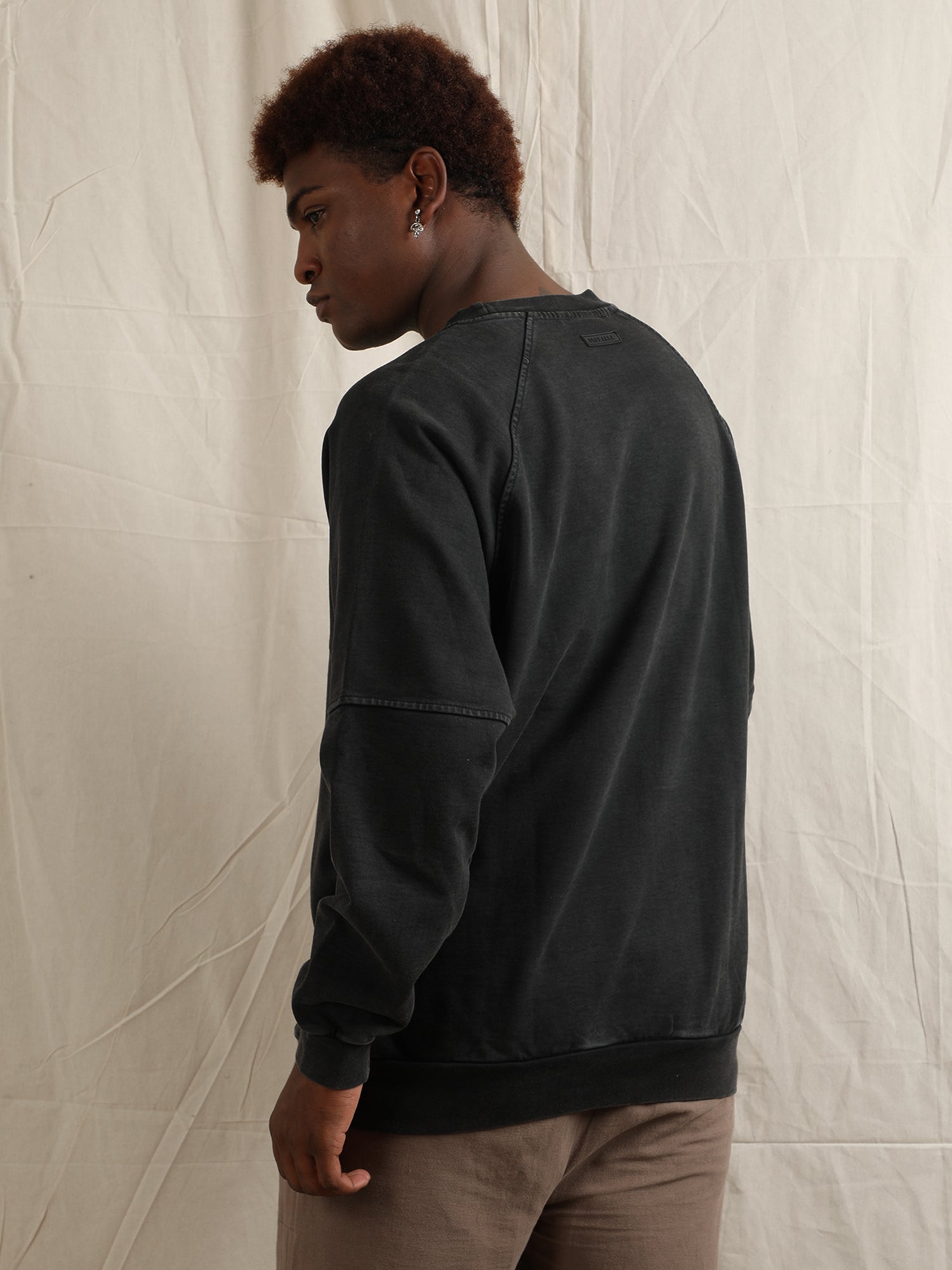 OVERDYED RAGLAN SLEEVED SWEATSHIRT (BLACK)