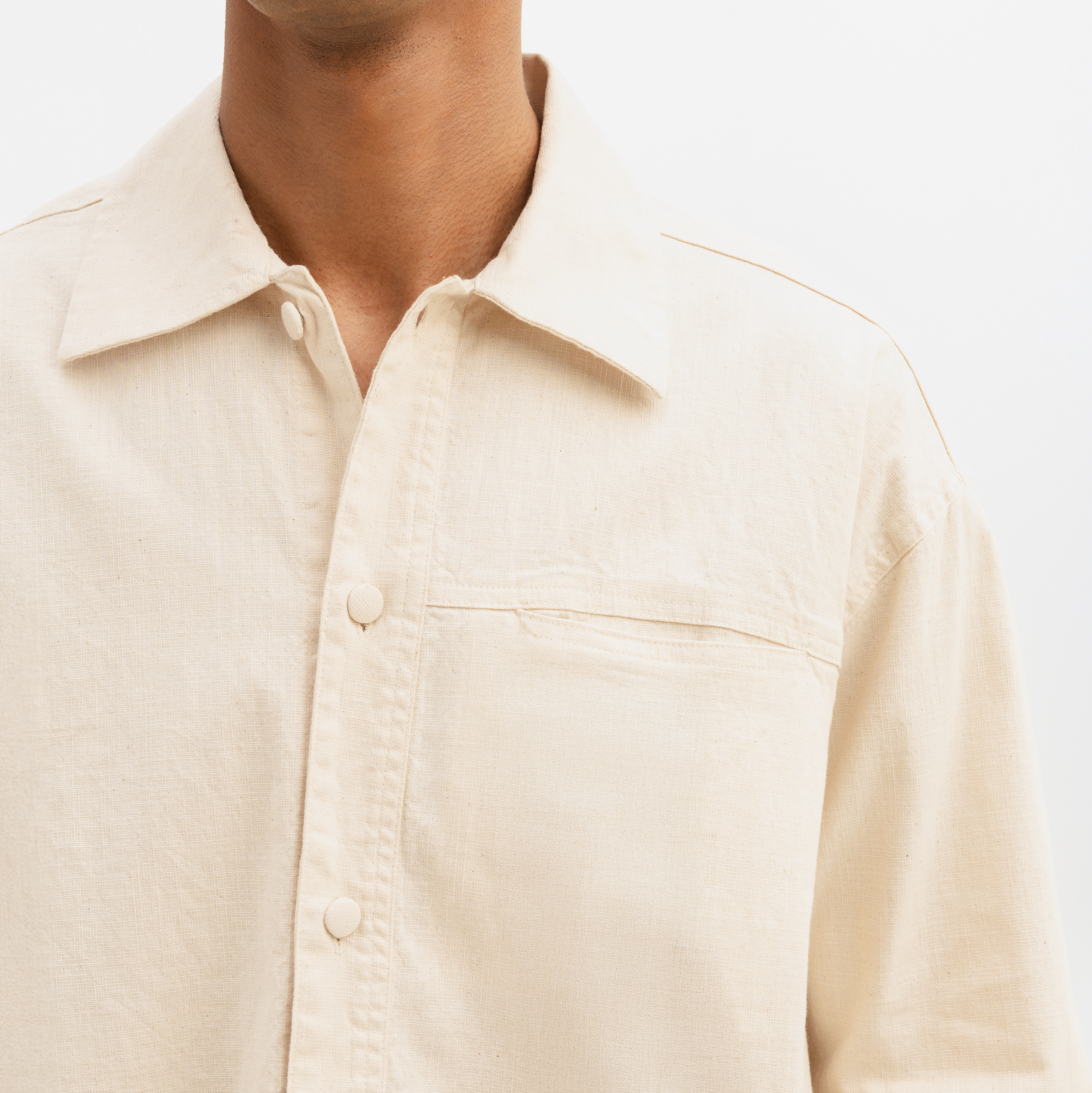 COTTON SPREAD COLLAR SHIRT