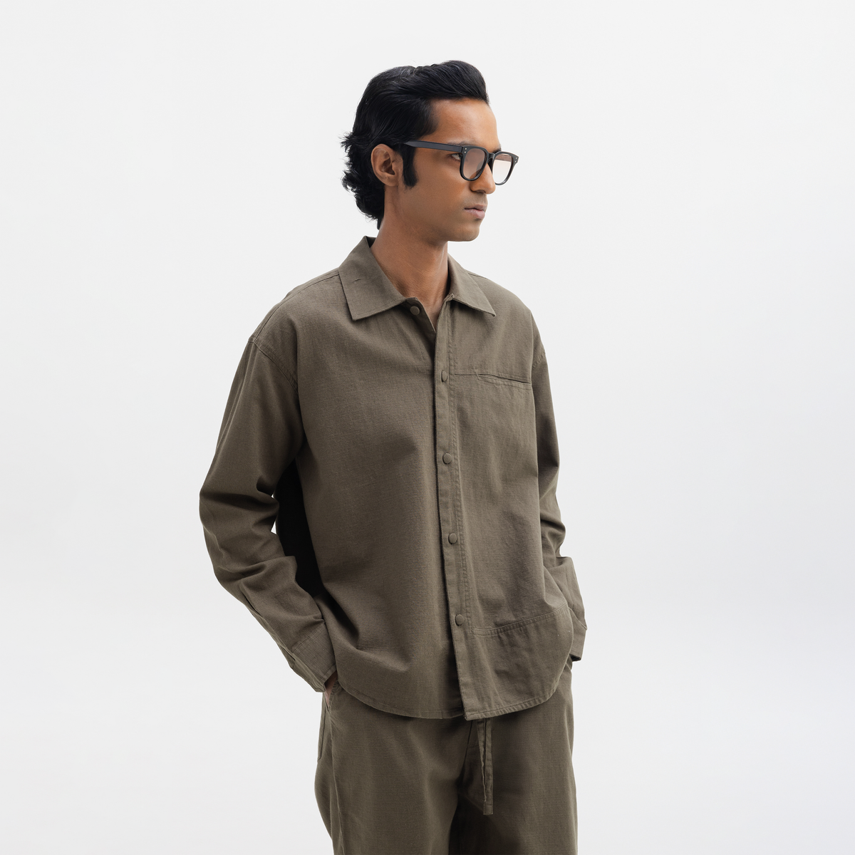 COTTON SPREAD COLLAR SHIRT- OLIVE