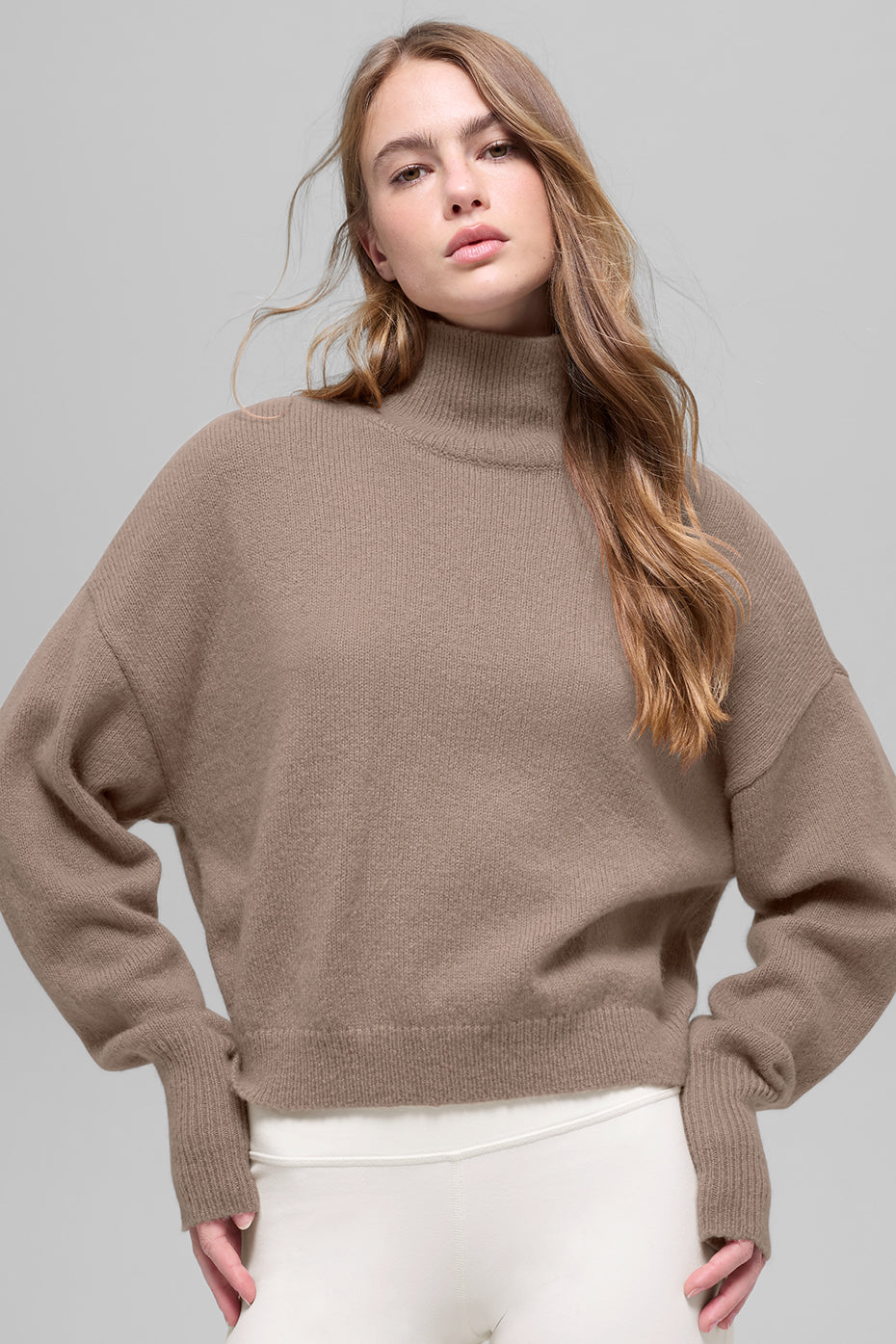 alo Wool Cashmere Cropped New Class Turtleneck Sweater - Chai Latte