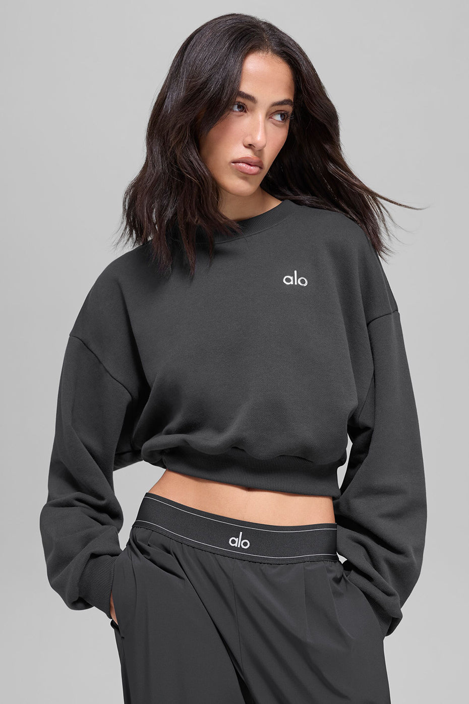 alo Cropped Accolade Crewneck - Anthracite