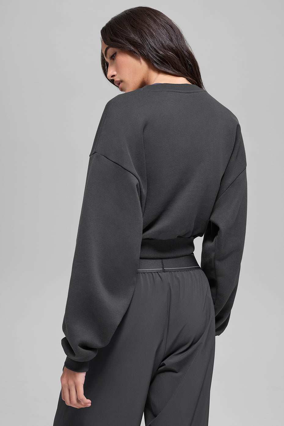 alo Cropped Accolade Crewneck - Anthracite