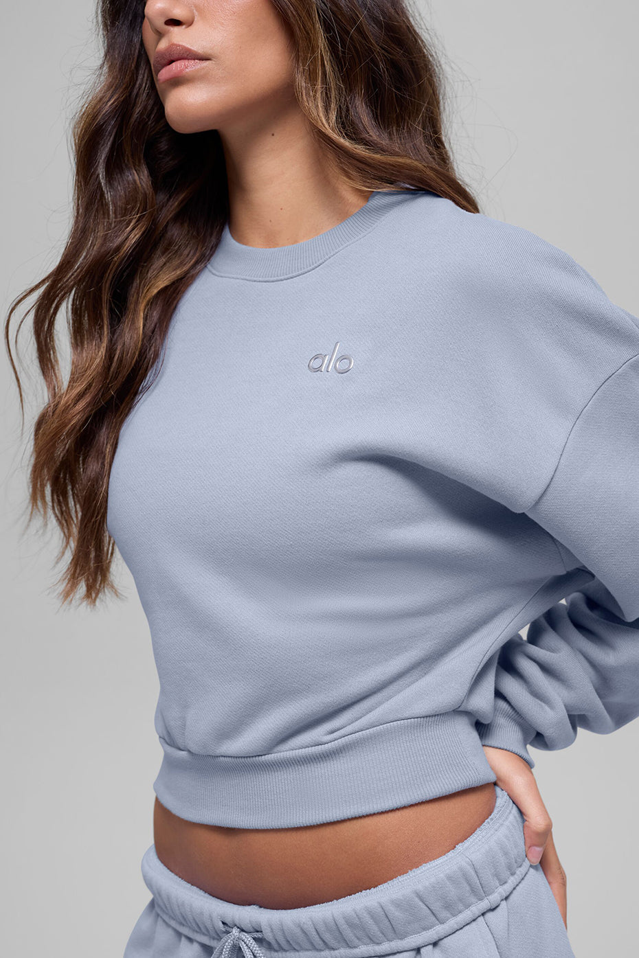 alo Cropped Accolade Crewneck - Winter Frost