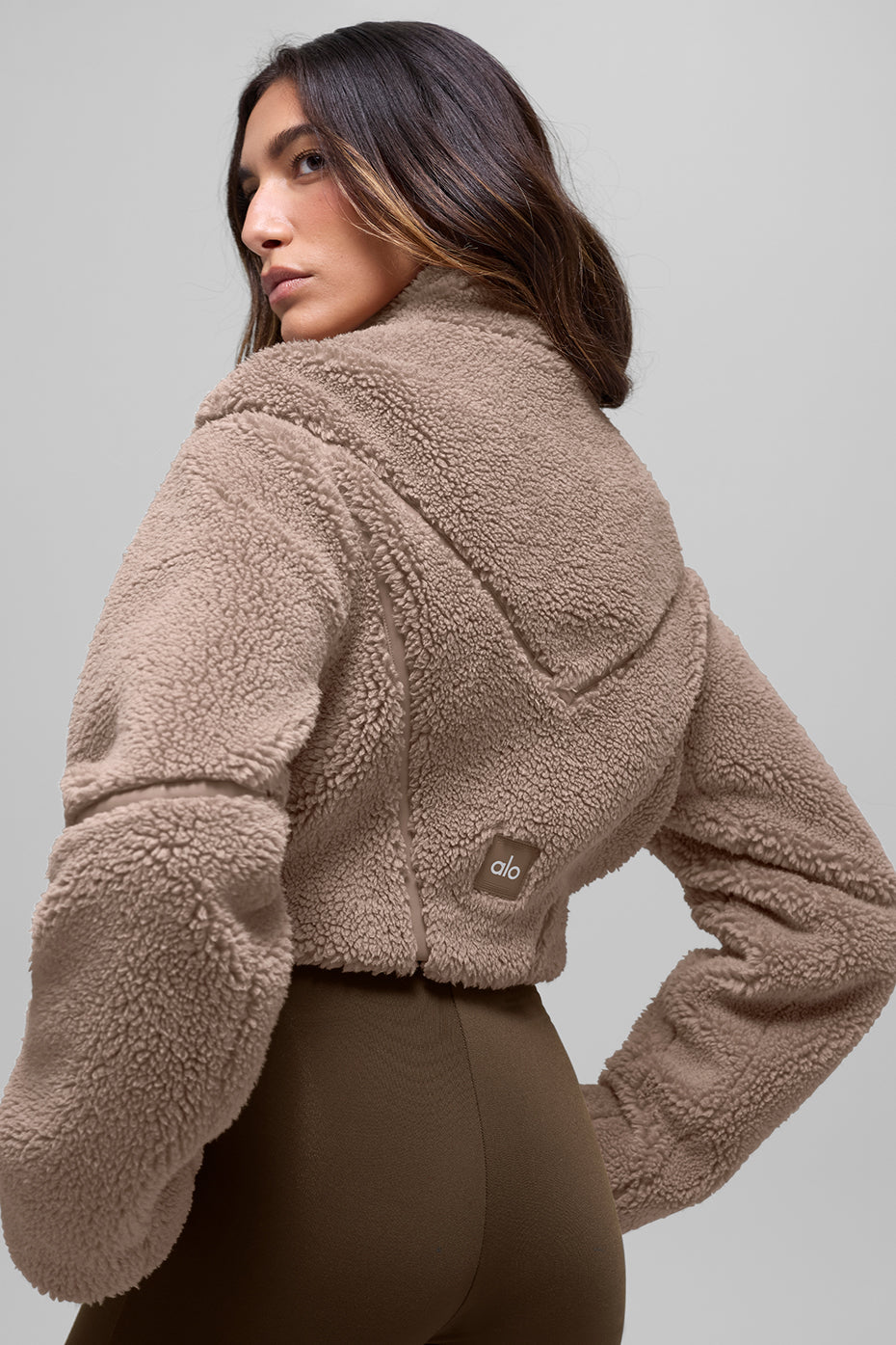 alo Sherpa Cropped Slope Side Jacket - Chai Latte