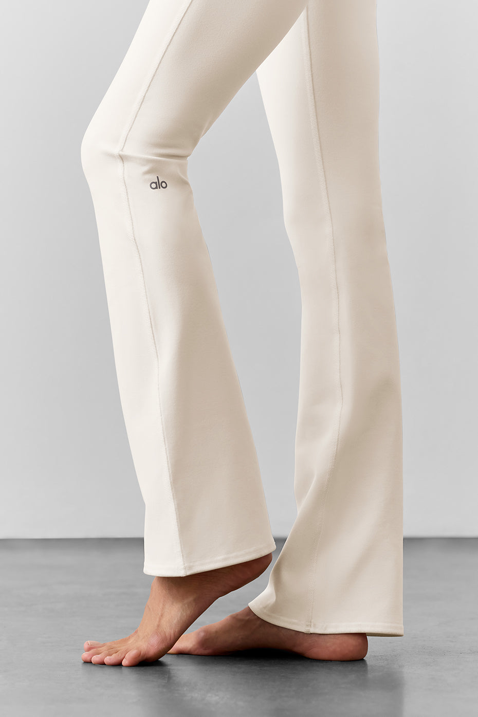 alo Airbrush High-Waist Bootcut Legging - Ivory