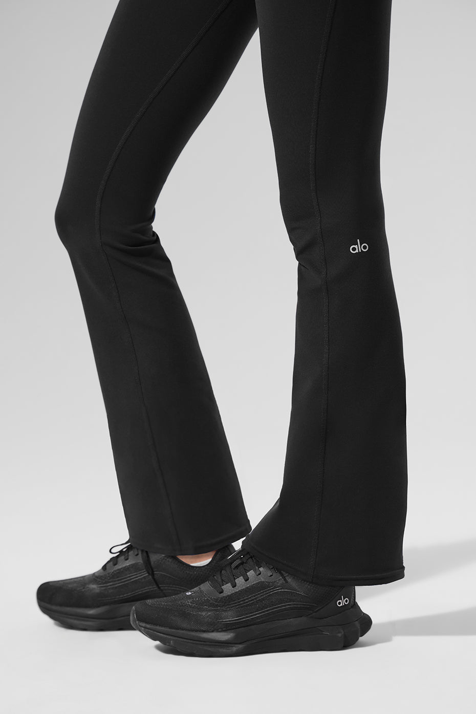 alo Airbrush High-Waist 7/8 Bootcut Legging - Black