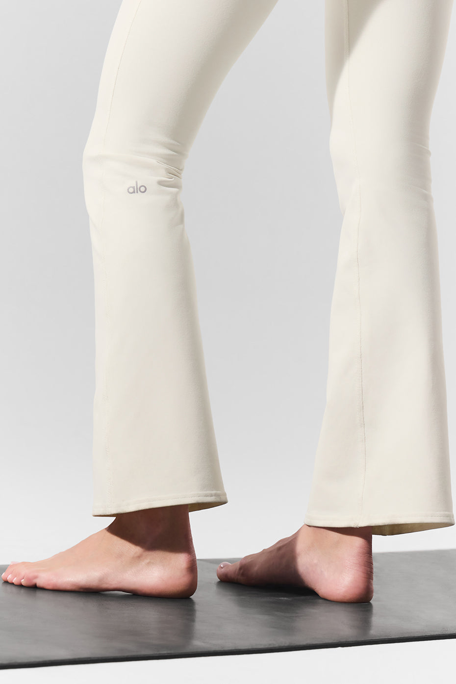 alo Airbrush High-Waist 7/8 Bootcut Legging - Ivory
