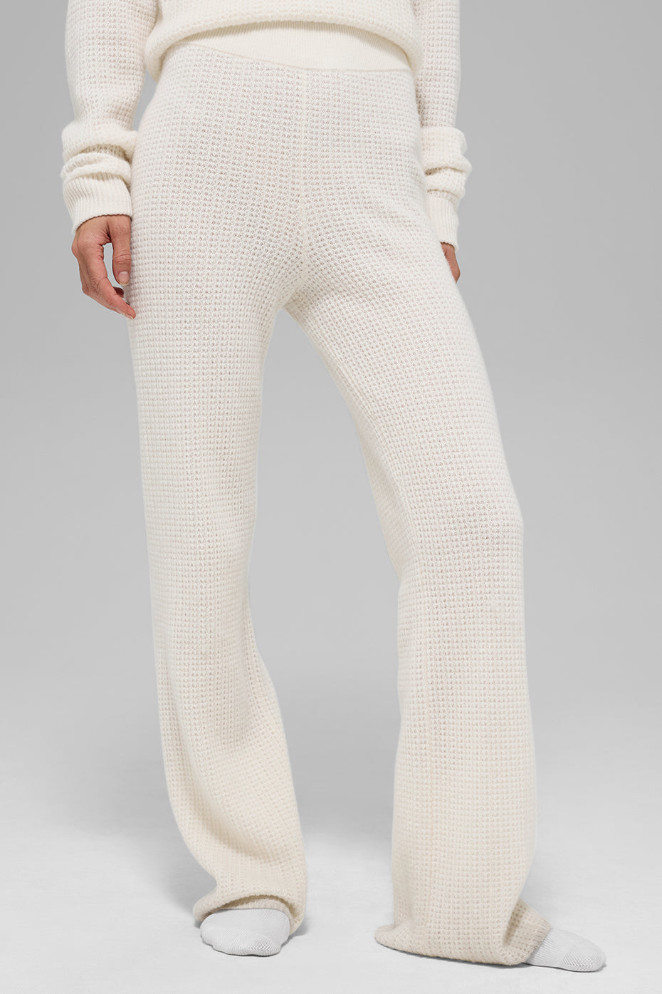 alo Cashmere High-Waist Plush Waffle Pant - Ivory