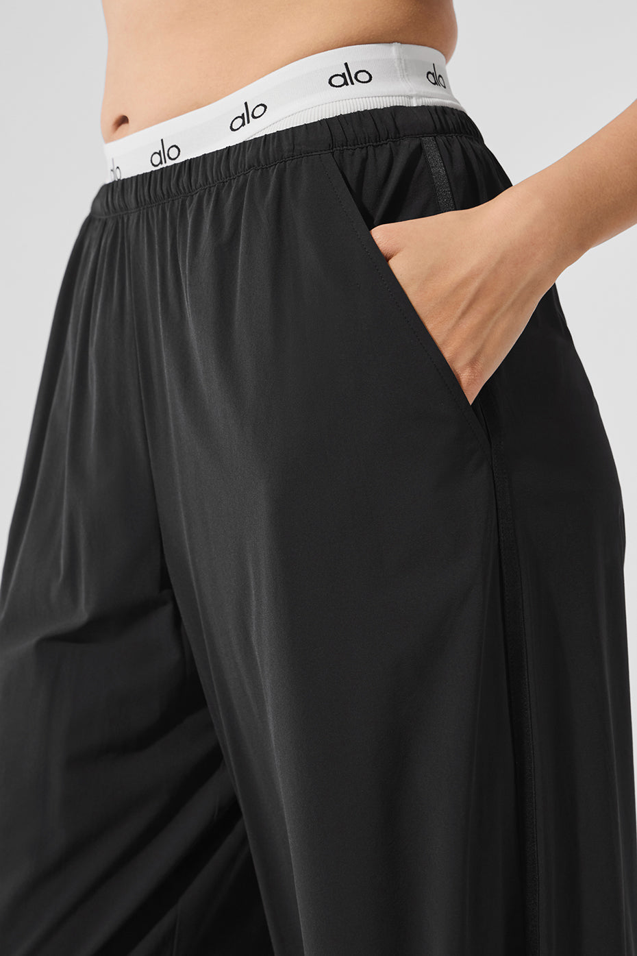 alo Breezy Wide Leg Pant (Long) - Black