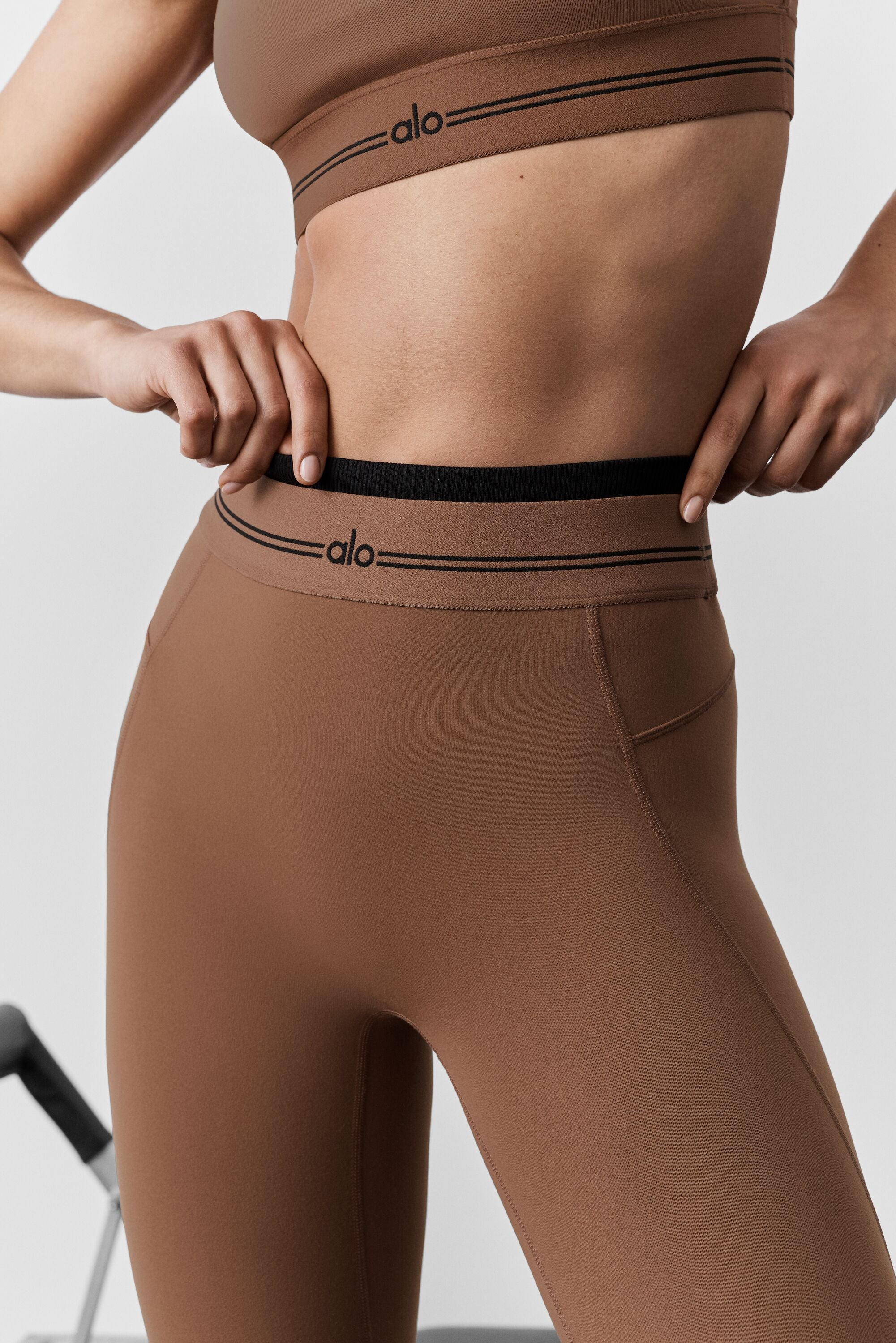 alo Airbrush High-Waist 7/8 Better Together Legging - Sun Kissed Brown/Black