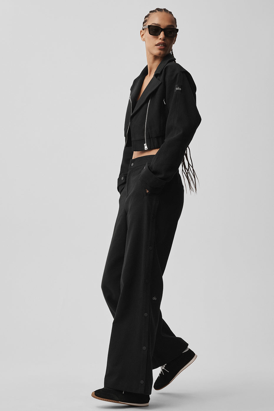 alo Mid-Rise Cosmopolitan Snap Pant - Black