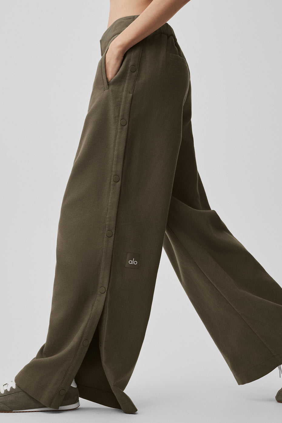 alo Mid-Rise Cosmopolitan Snap Pant - Olive Tree