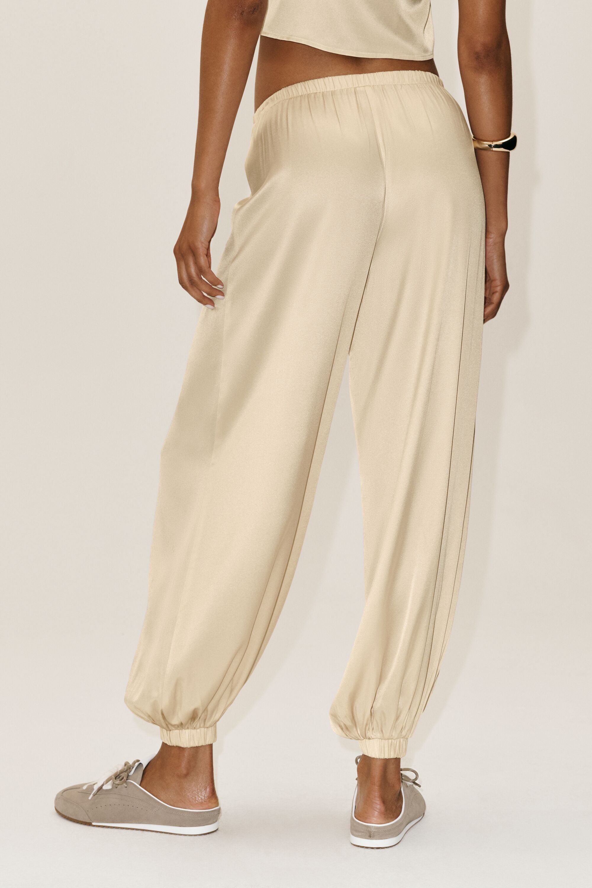 alo Silk Blend High-Waist Radiance Pant - Sandy Beige
