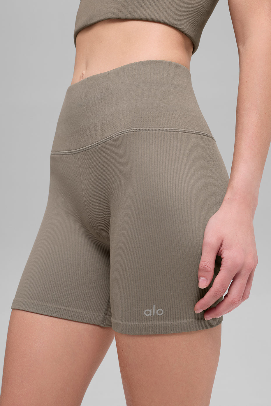 alo 5" Seamless Ribbed Favorite Short - Light Cocoa