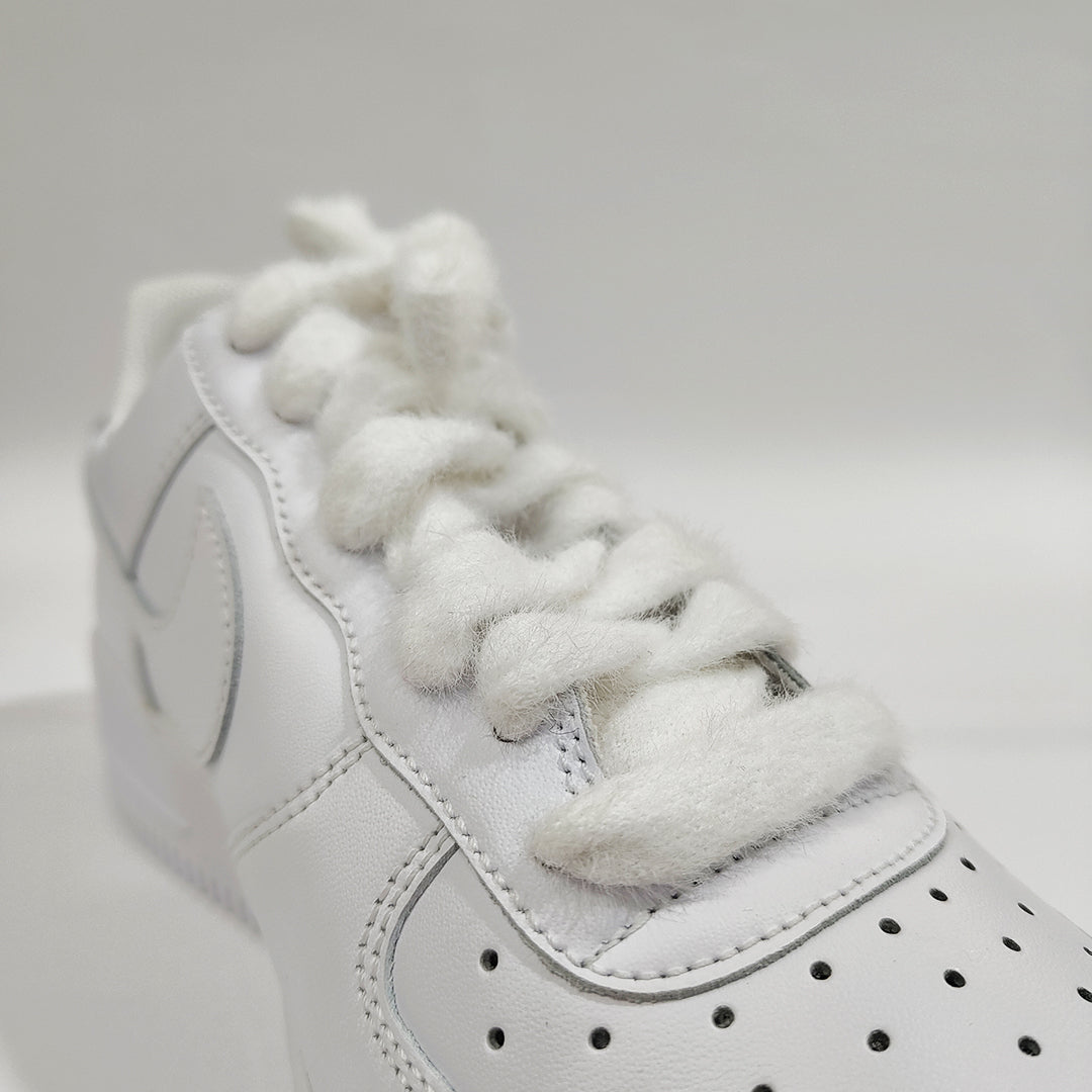 COZY FUZZY WHITE WIDOW FAT LACES BY KNOTTY