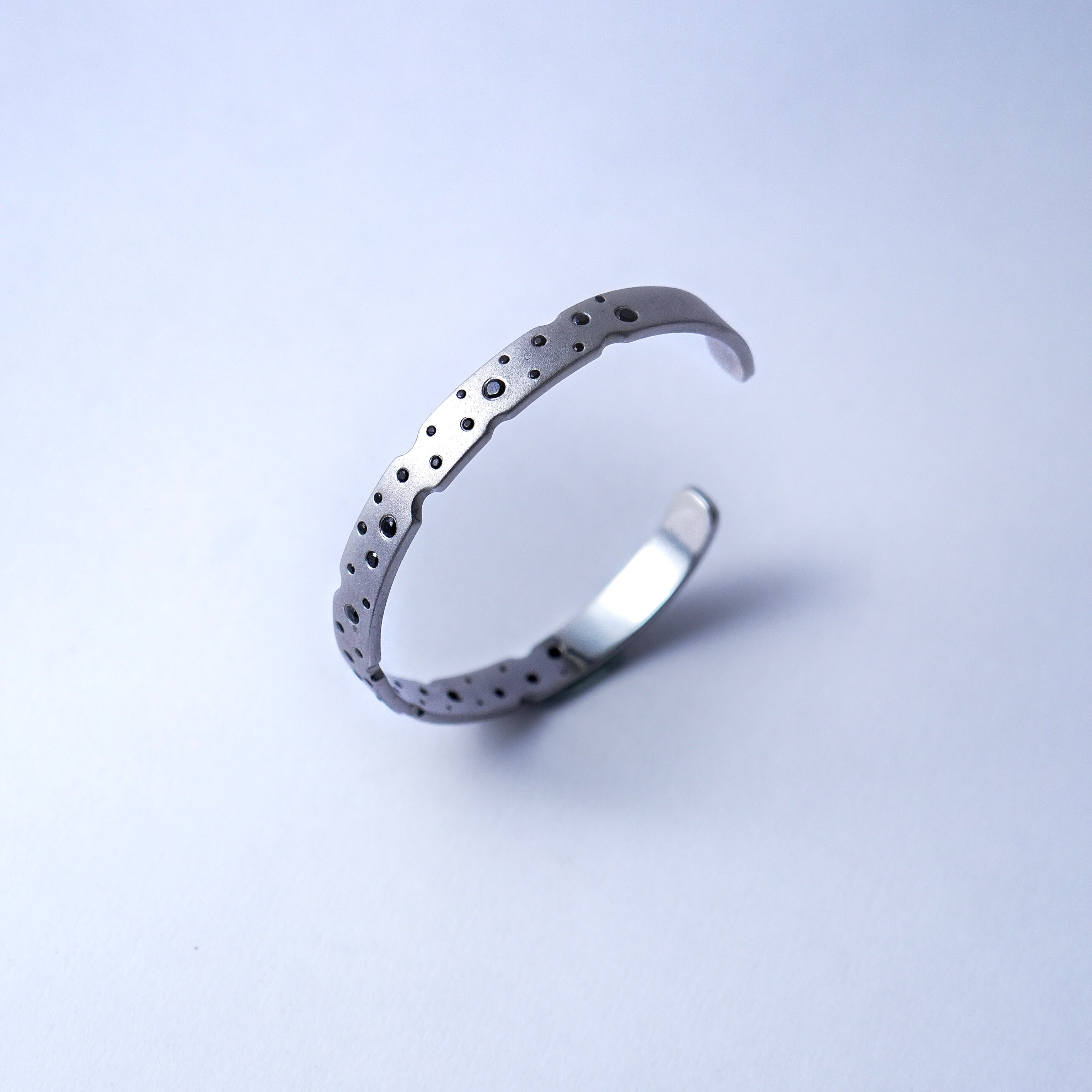 DOTTED SPACEBAND BRACELET