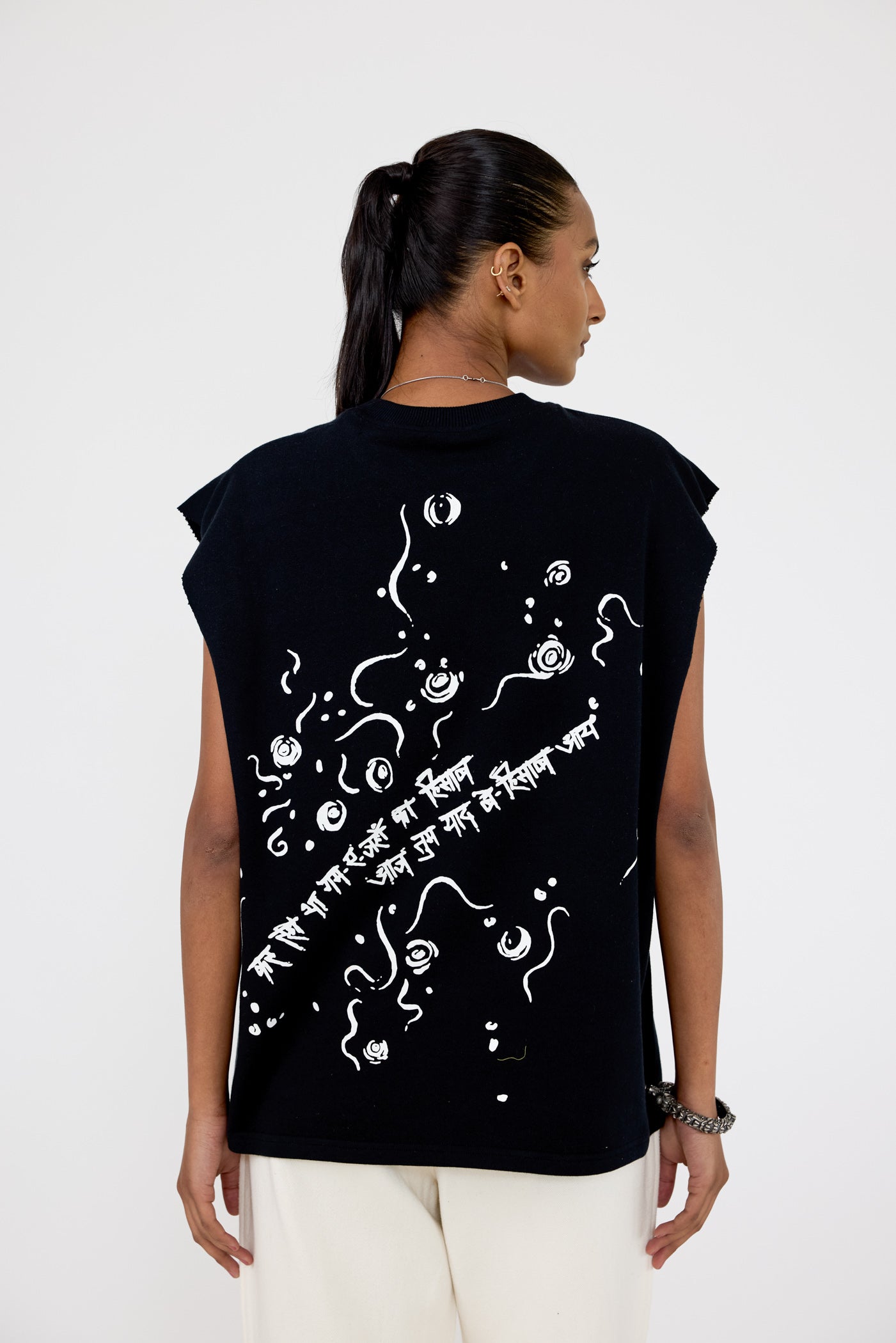 Gham-e-hisaab' sleeveless T-shirt