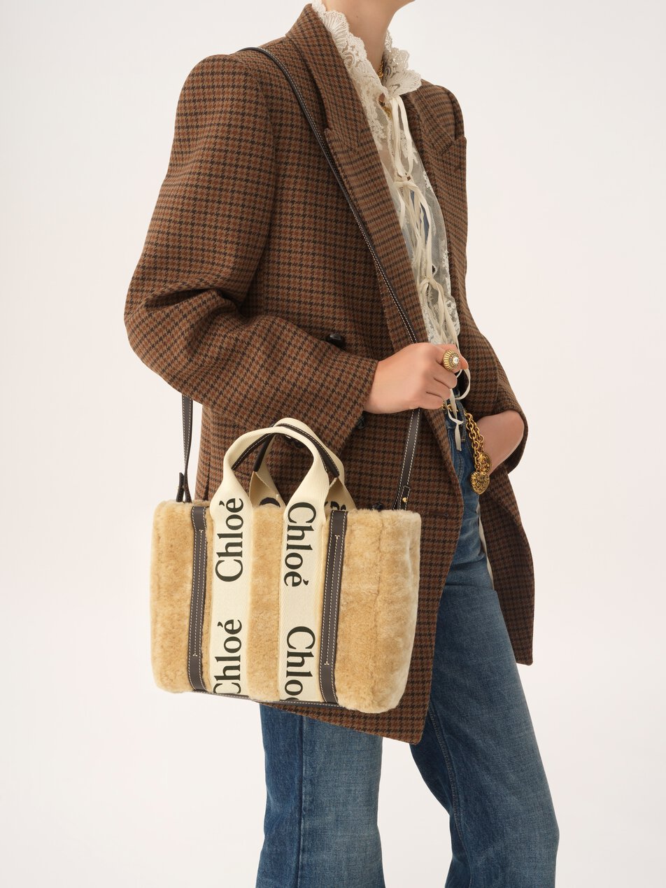 CHLOE Small Woody tote bag in shearling Summery Beige
