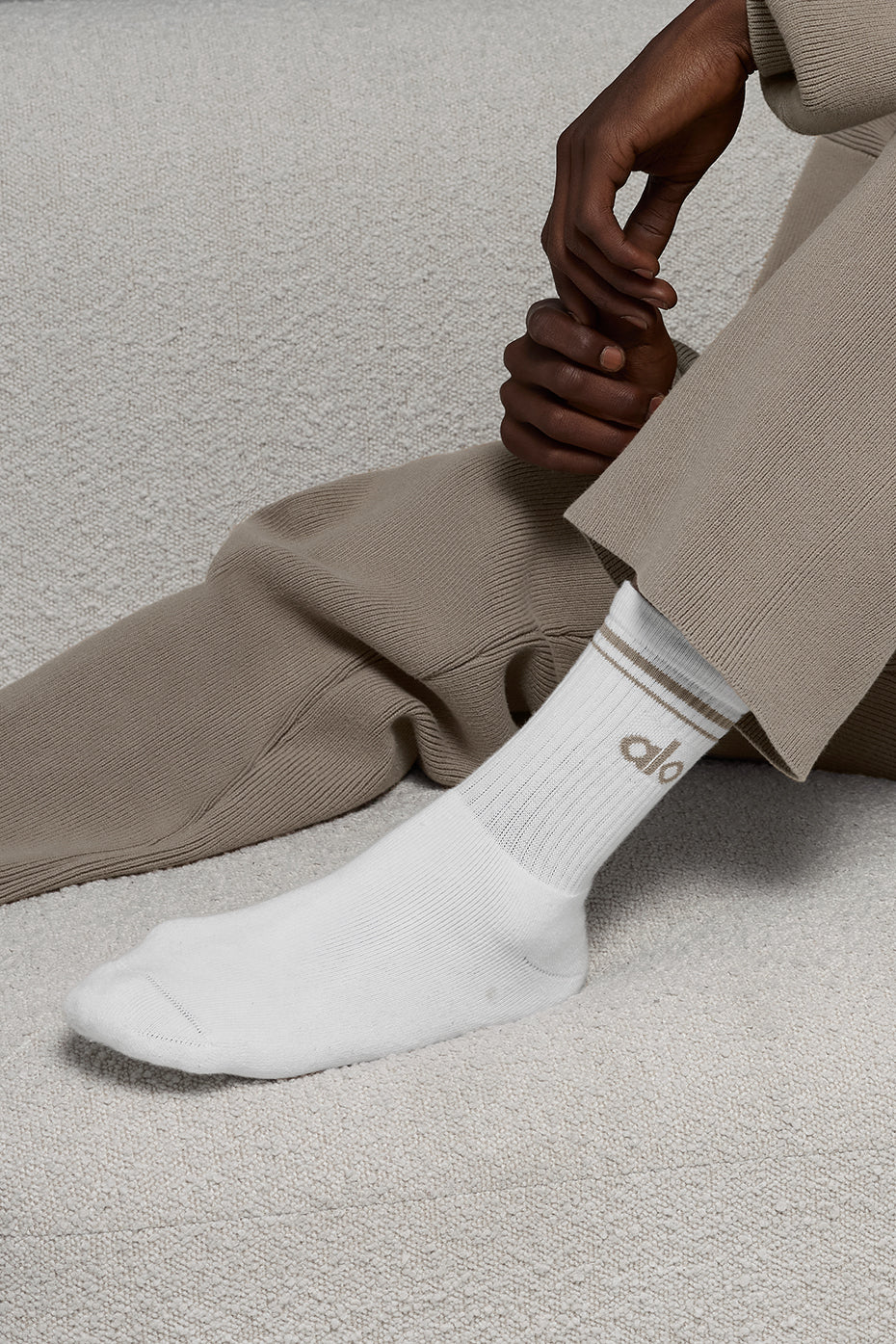 alo Unisex Half-Crew Throwback Sock - White/Light Cocoa