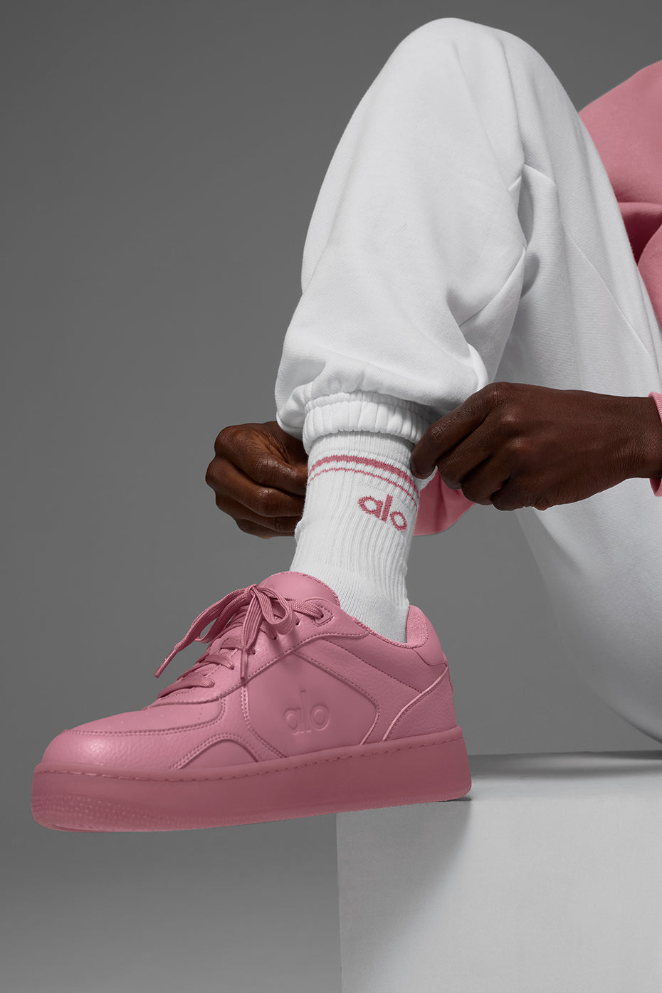 alo Unisex Half-Crew Throwback Sock - White/Pink Wild Rose