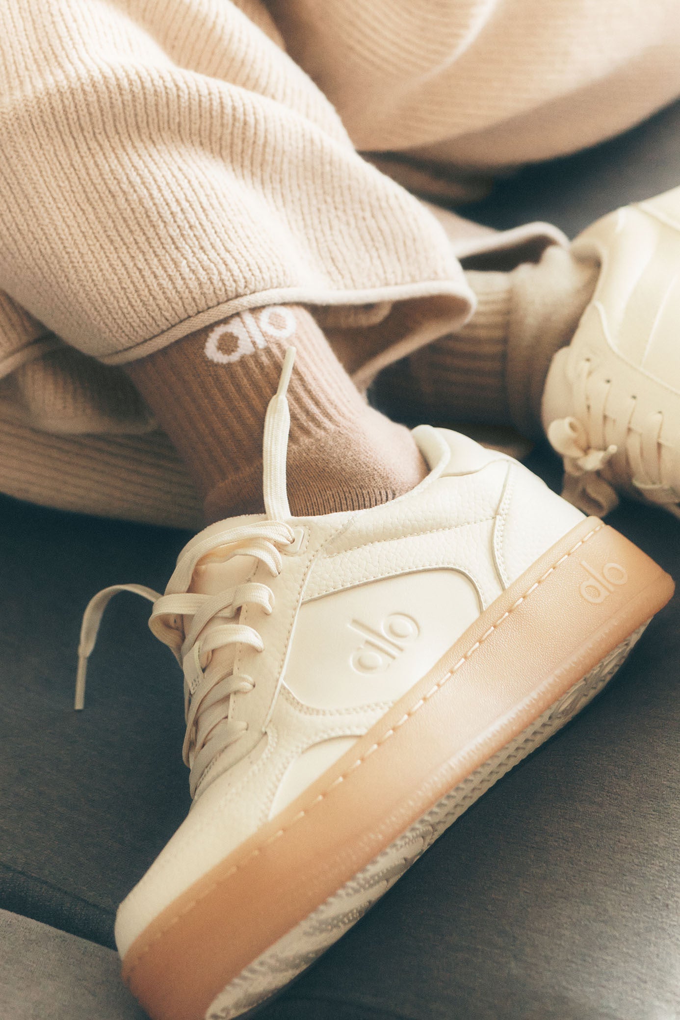 alo ALO Recovery Mode Sneaker - Clay