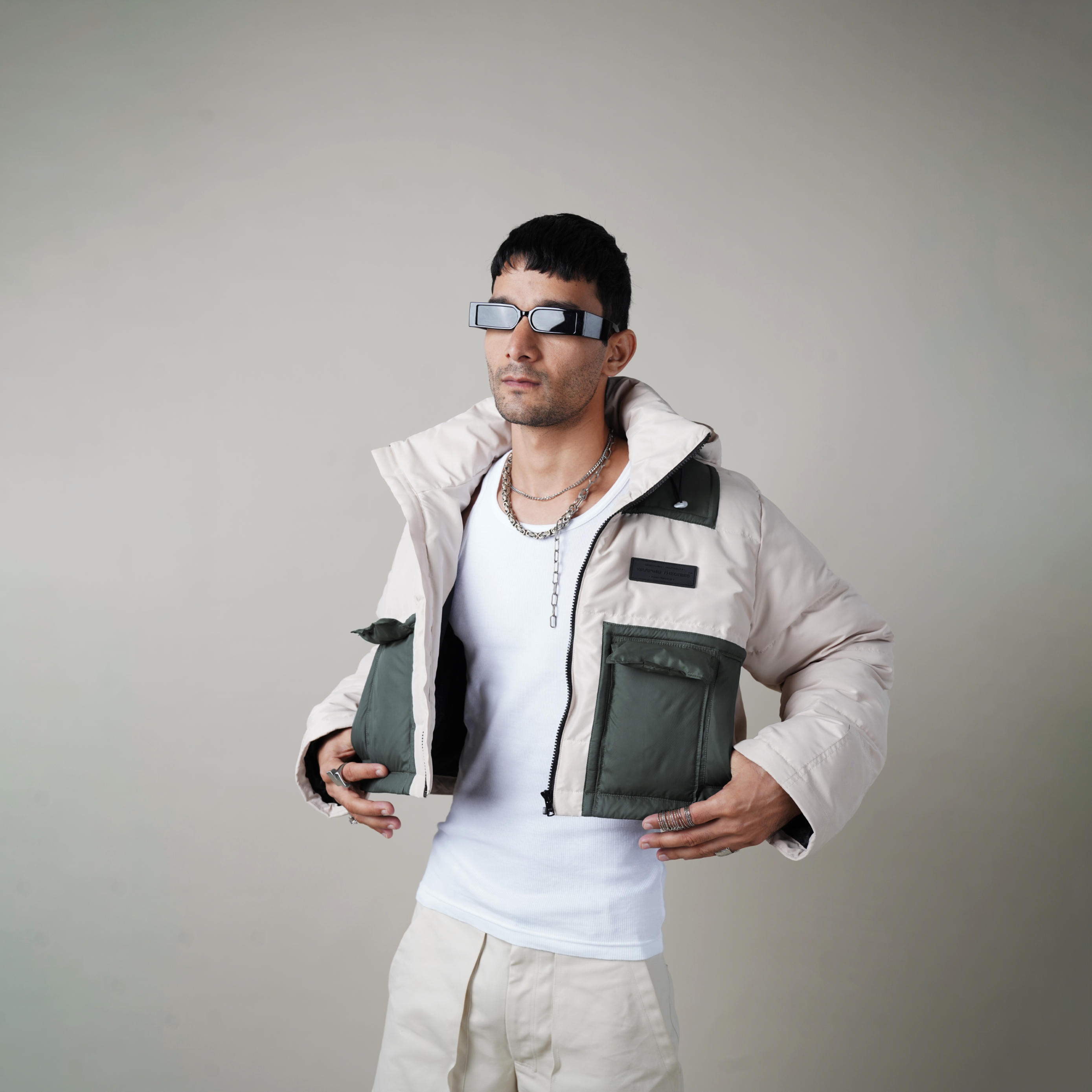 MODEL, EDITORIAL, PHOTOGRAPHER, TWO TONEDThe Cropped Puffer Jacket,Polyester fabric,  two-toned, jetted pockets, pipe-in details, Welt pocket,  Warping Theories Rubber patch on the chest, high neck collar. The detachable hoodie, Unisex, Oversized Fit ,Wind Proof, Water Repellant, pufferjacket, northface puffer, puffer, puffercoat,superpuff aritzia, mens puffer, womens puffer, northface cropped puffer, womenswear, menswear, 100 % POLYESTE, people also ask R