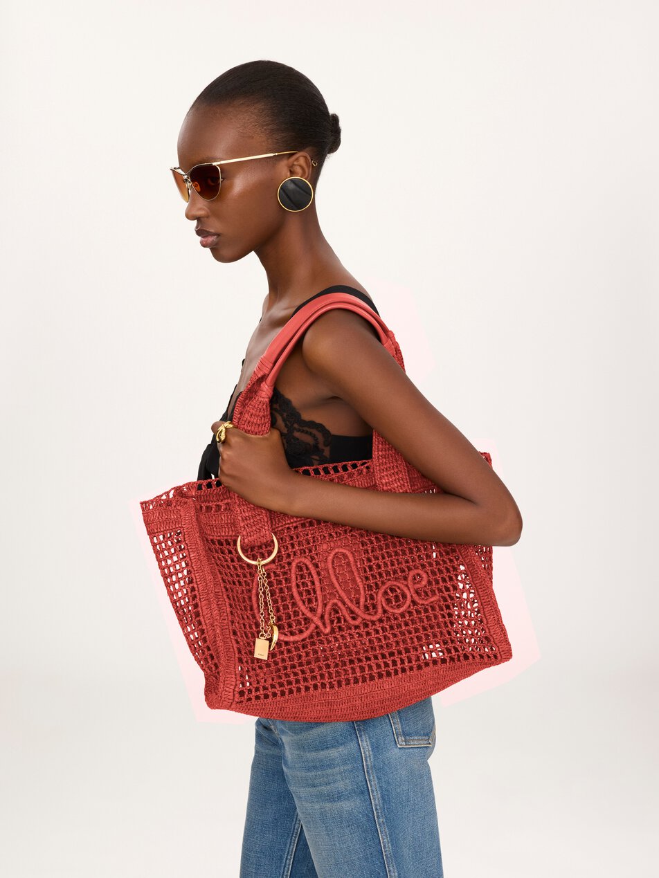 CHLOE Summer Banana east-west tote bag in raffia Camellia Coral