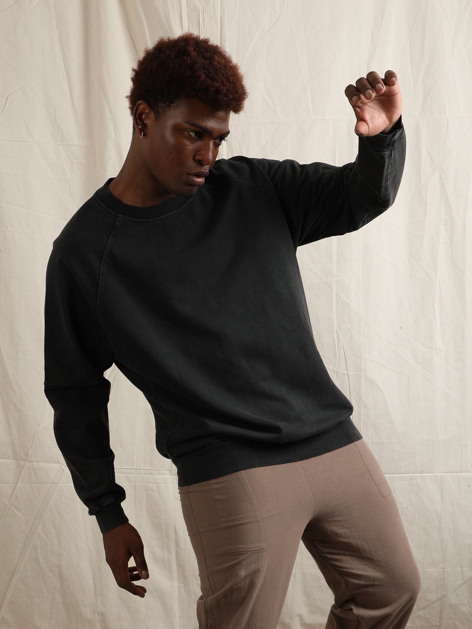 OVERDYED RAGLAN SLEEVED SWEATSHIRT (BLACK)