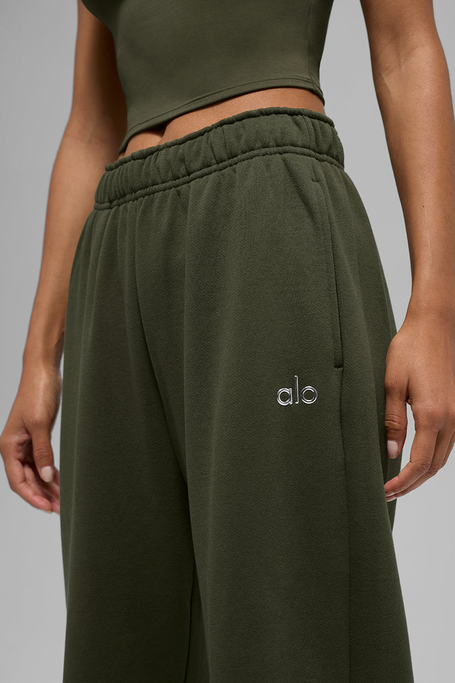 alo Accolade Straight Leg Sweatpant - Green Olive