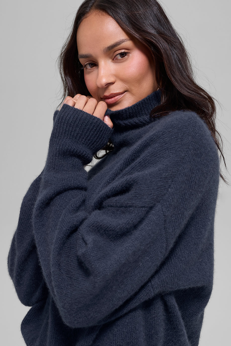 alo Wool Cashmere Cropped New Class Turtleneck Sweater - Navy