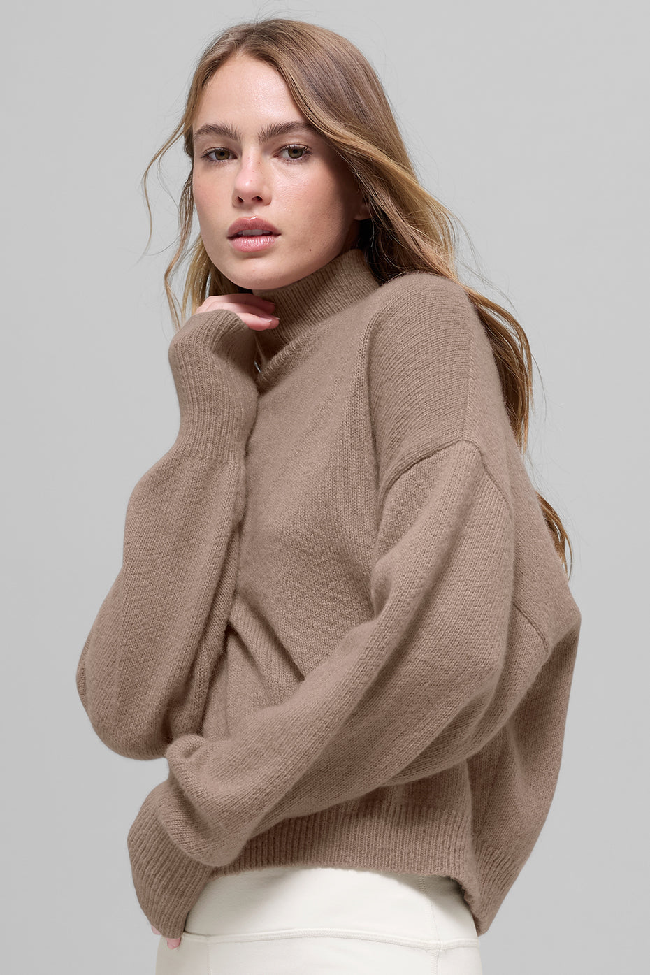 alo Wool Cashmere Cropped New Class Turtleneck Sweater - Chai Latte