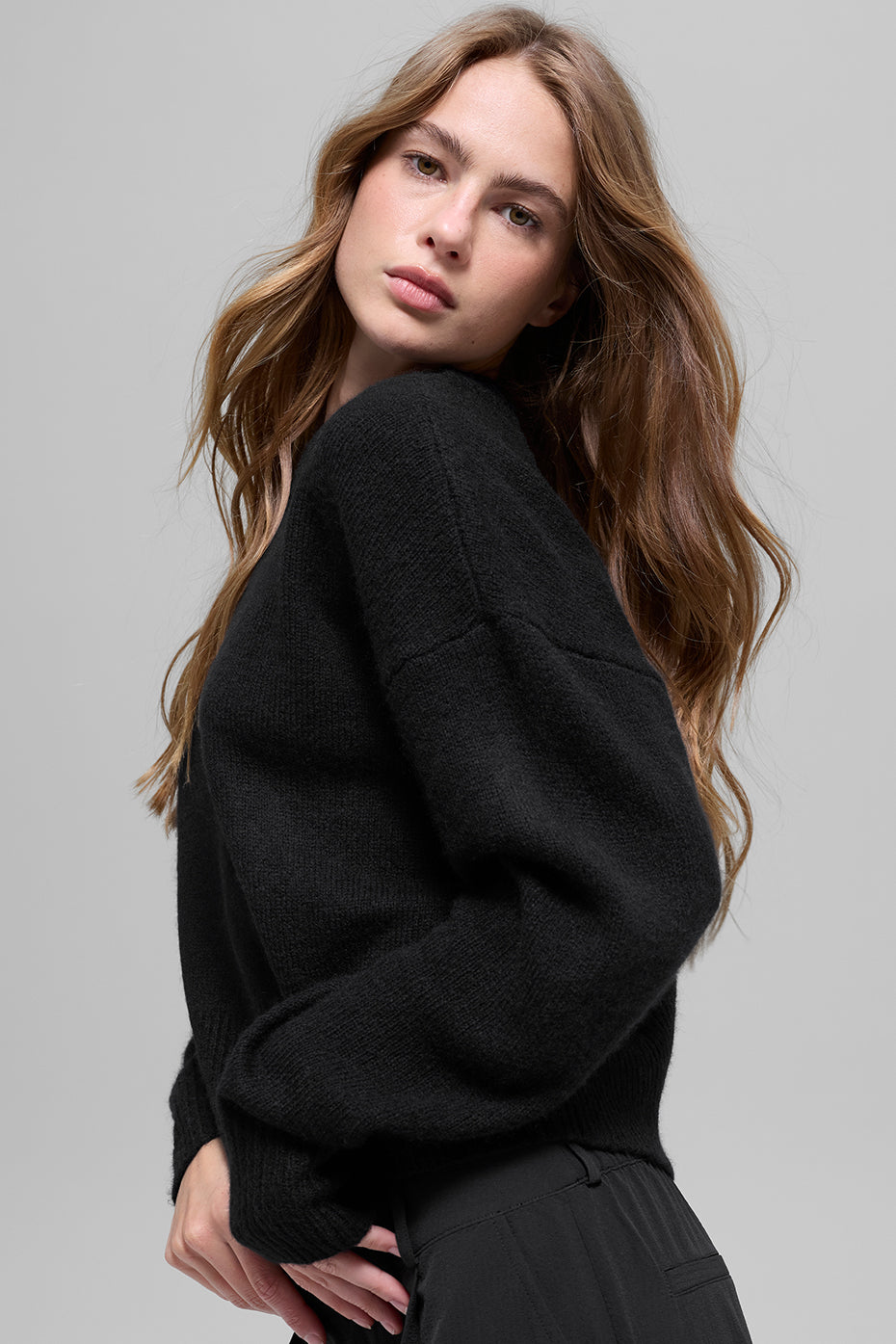 alo Wool Cashmere Cropped New Class Crewneck Sweater - Black