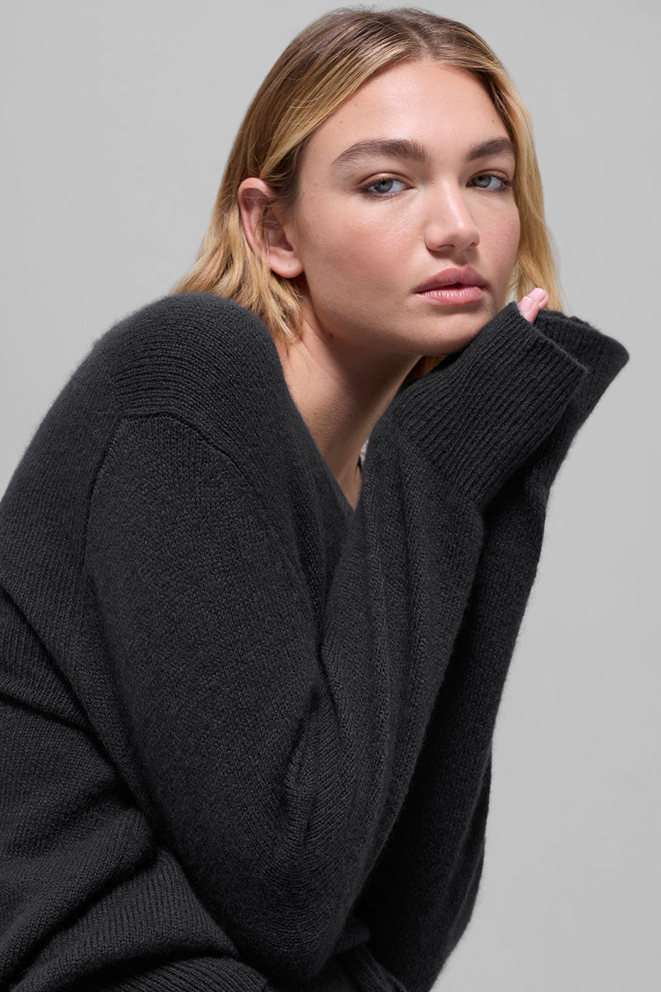 alo Wool Cashmere New Class Oversized V-Neck Sweater - Black