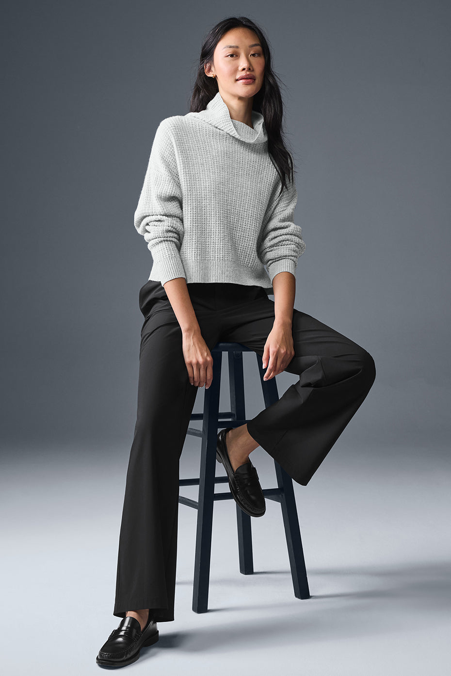 alo Cashmere Plush Waffle Turtleneck Pullover - Athletic Heather Grey