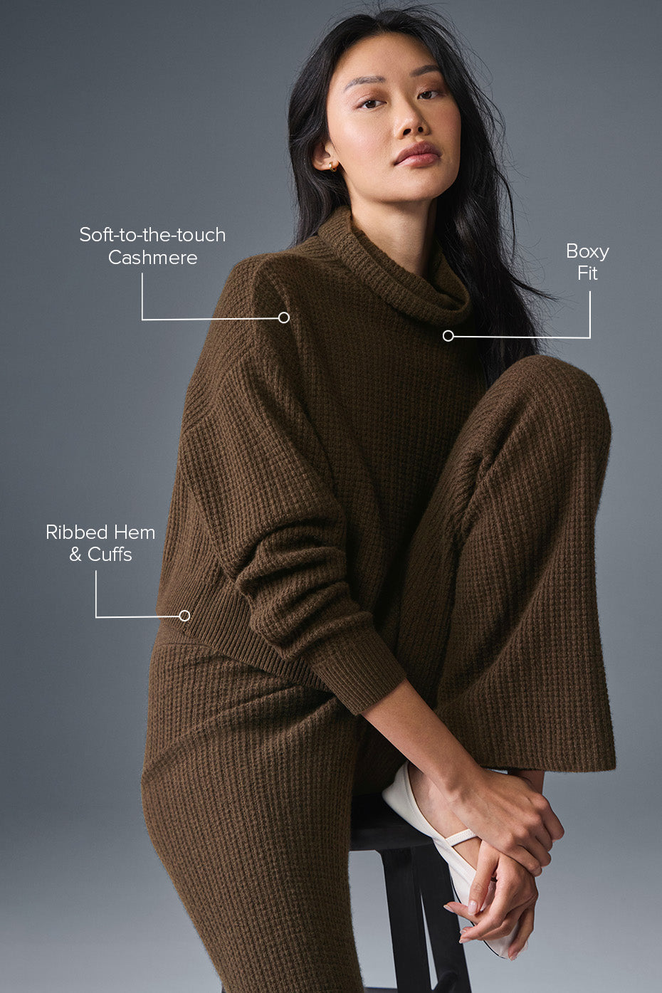 alo Cashmere Plush Waffle Turtleneck Pullover - Espresso