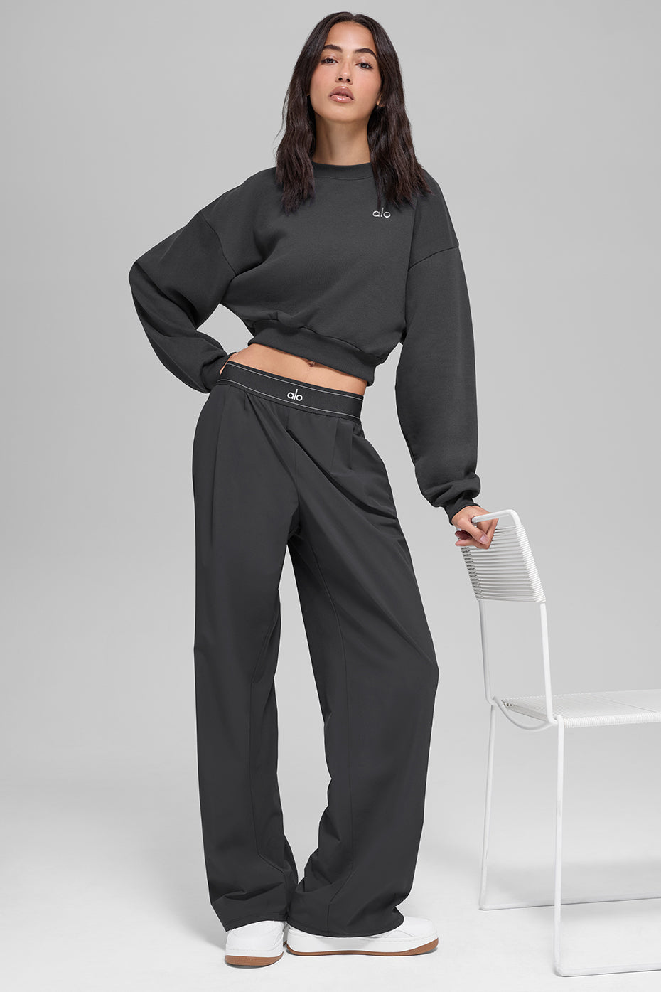 alo Cropped Accolade Crewneck - Anthracite