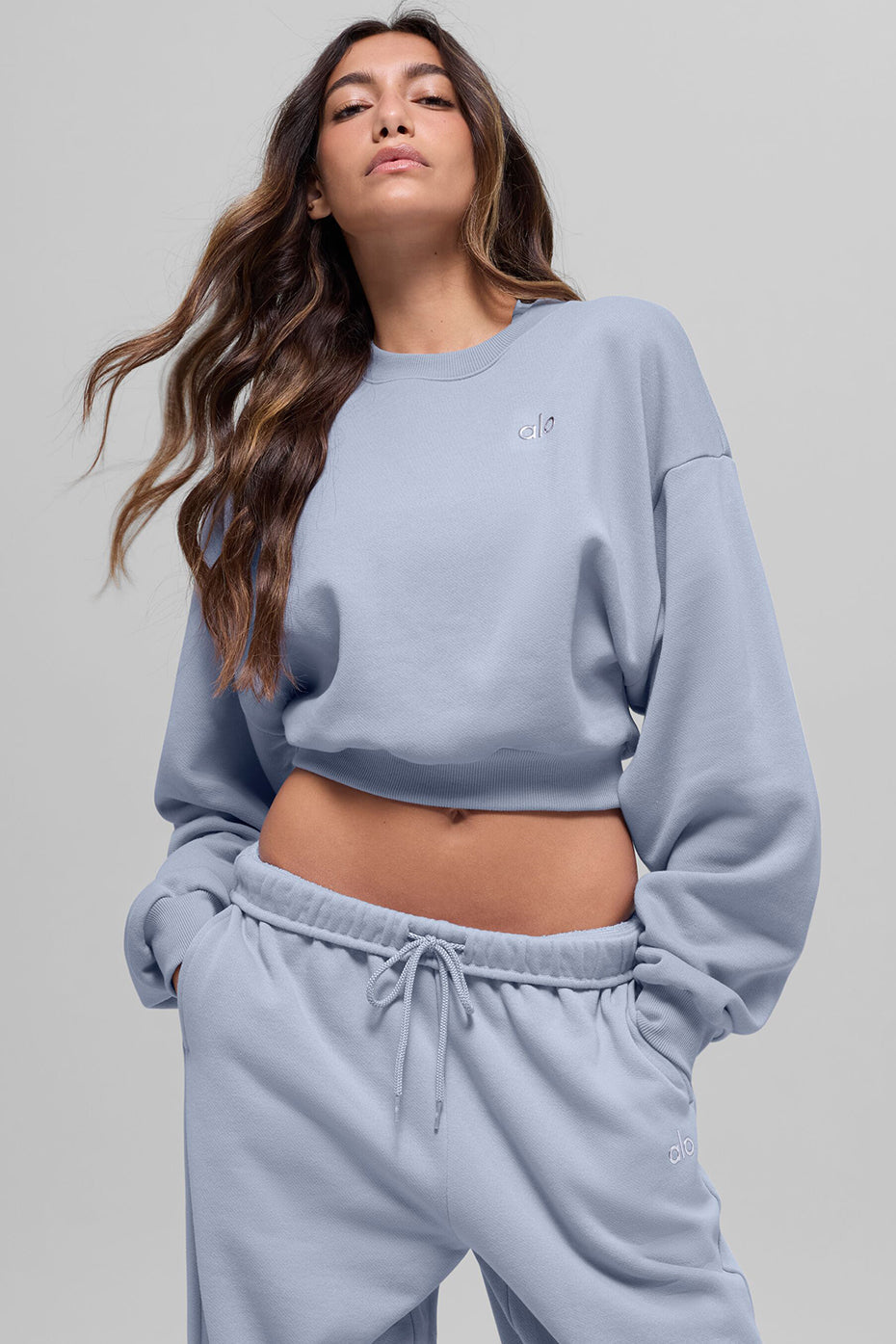 alo Cropped Accolade Crewneck - Winter Frost